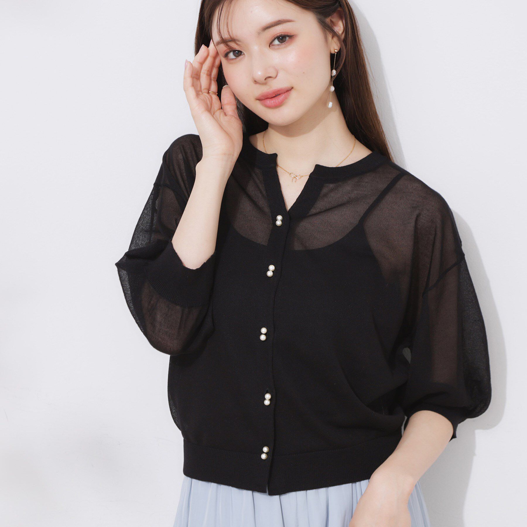 Couture broach「【前後2WAY・二の腕カバー】ダブルパール調釦5分袖シアーカーディガントップス」|カーディガン|ブラック(019)