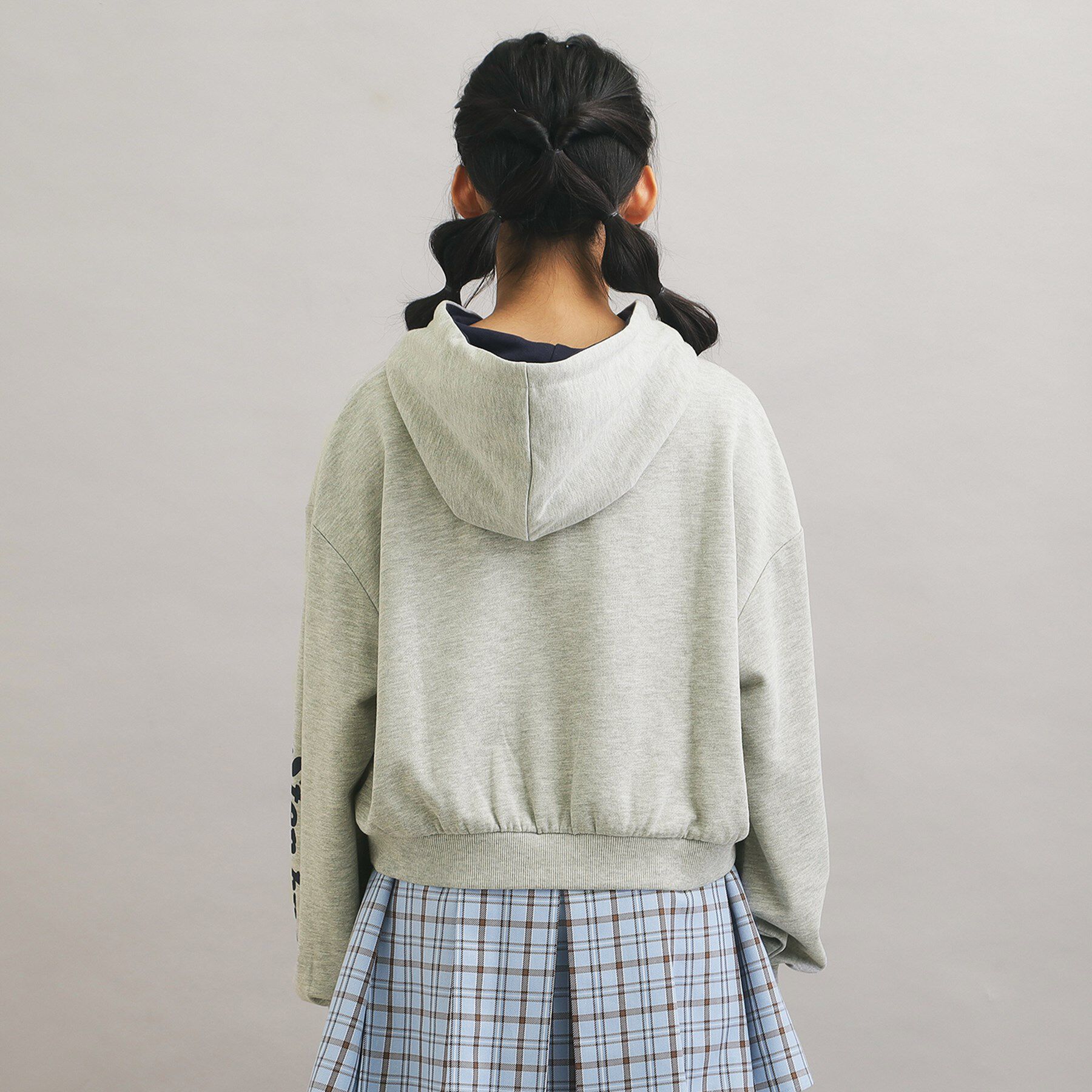 PINK-latte「袖ロゴプリント短丈パーカー」|パーカー|