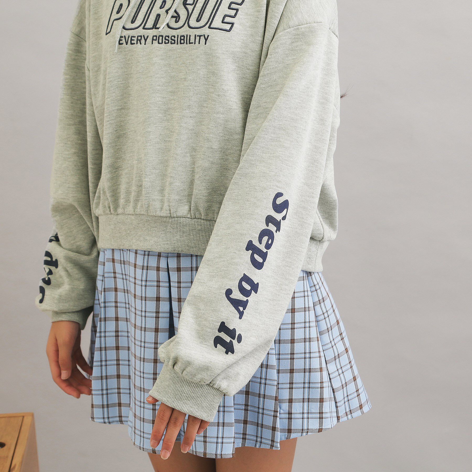 PINK-latte「袖ロゴプリント短丈パーカー」|パーカー|