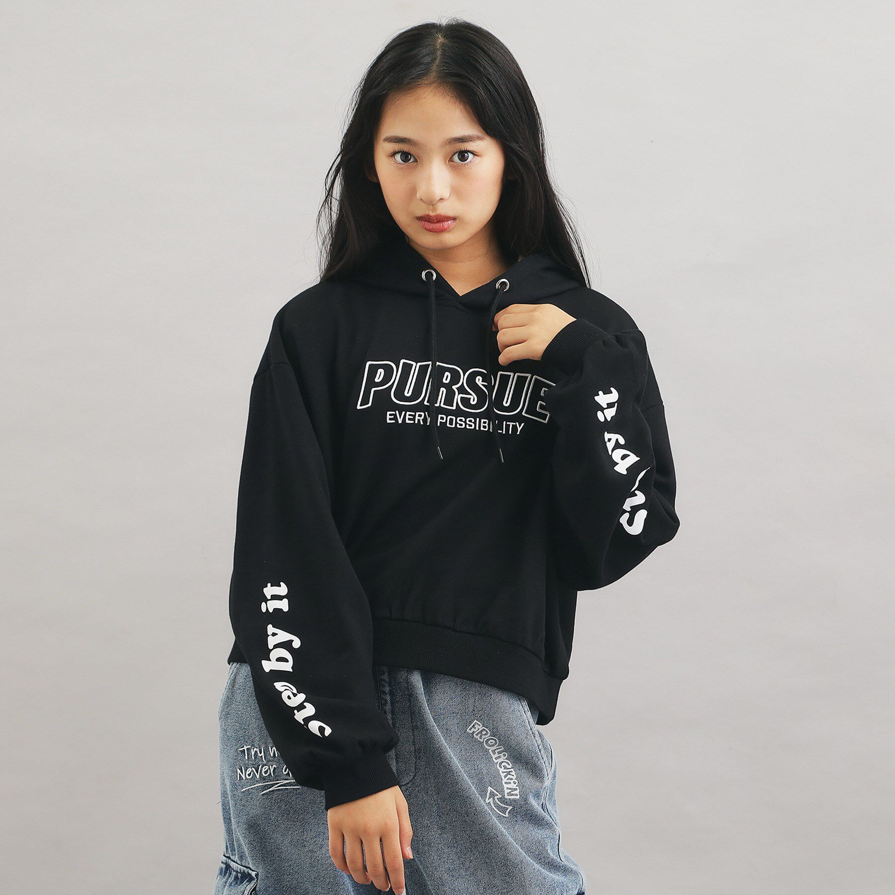 PINK-latte「袖ロゴプリント短丈パーカー」|パーカー|ブラック(019)