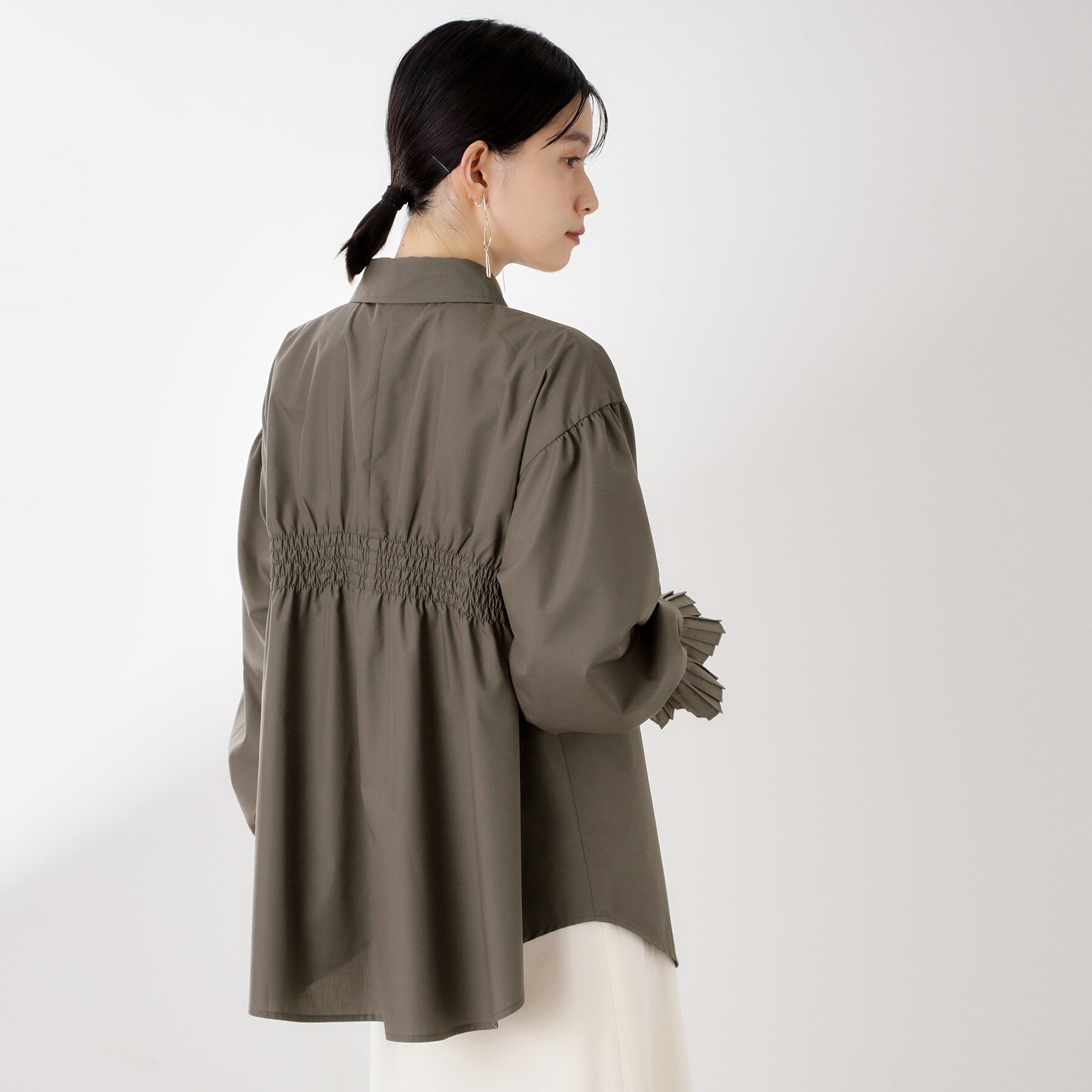 THE SHOP TK「袖プリーツ&バックシャーリングシャツ【体型カバー/洗える】」|シャツ・ブラウス|