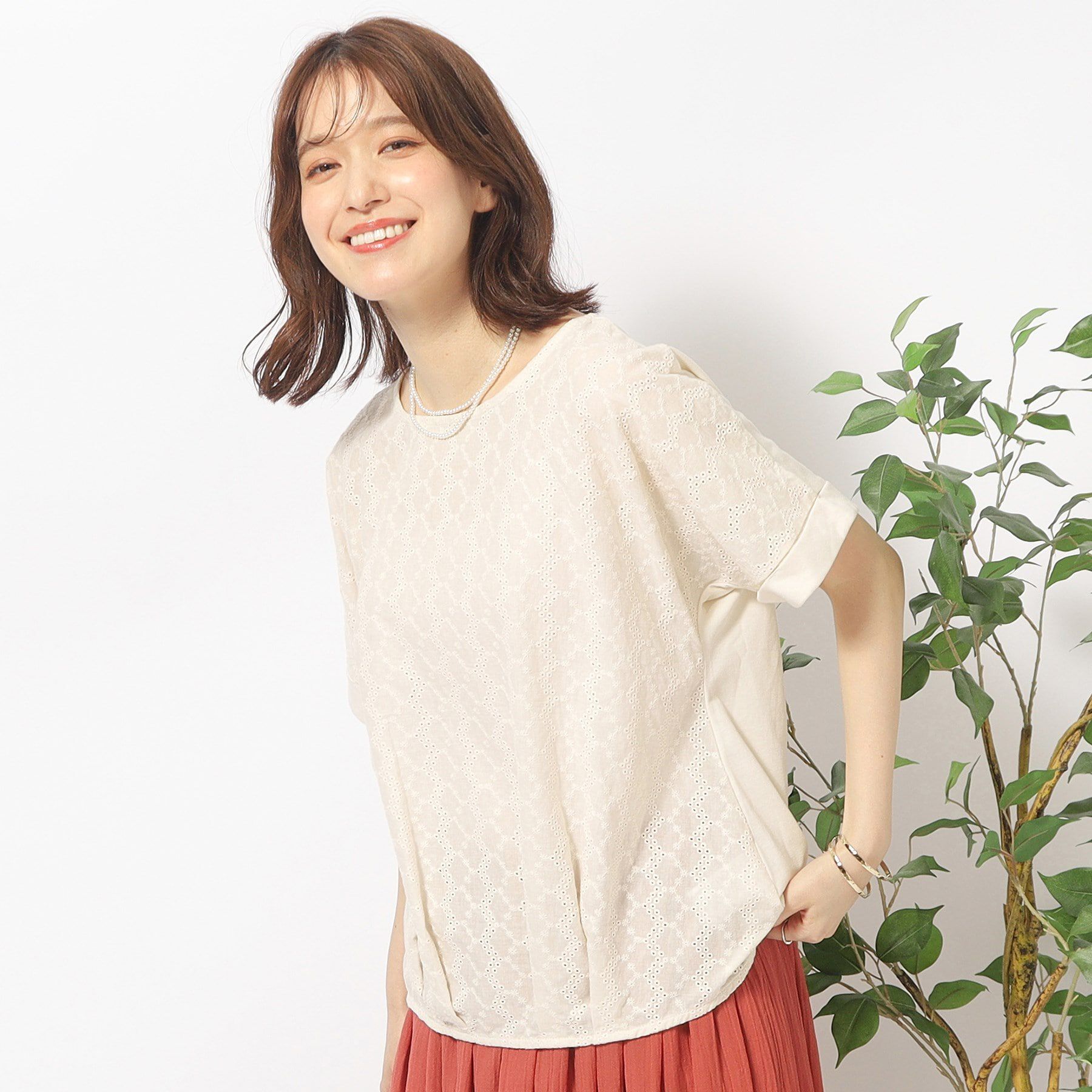 SHOO･LA･RUE「大人の甘さをプラスする フロント刺繍 ドルマントップス」|Tシャツ・カットソー|ライトベージュ(05