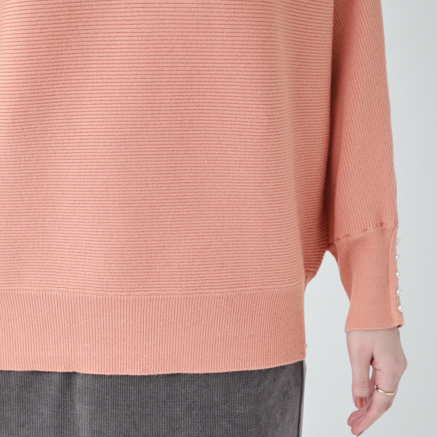 SHOO･LA･RUE「【高レビュー/洗える】優しく上品に リブドルマン お袖フェイクパールニット」|ニット・セーター|