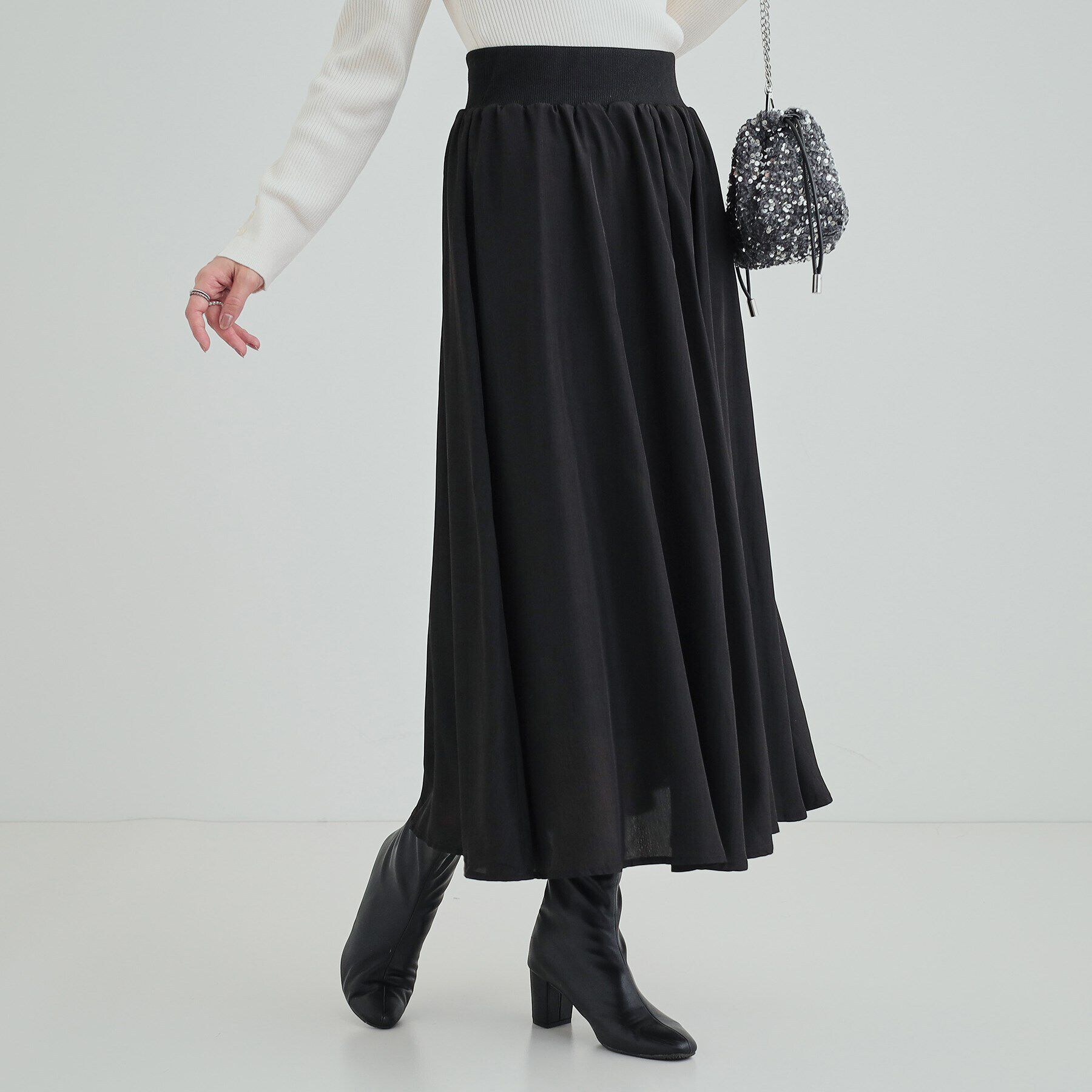 SHOO･LA･RUE「ウエストリブで無理せずキレイ　艶やかに彩る サテンフレアスカート」|スカート|ブラック(019)