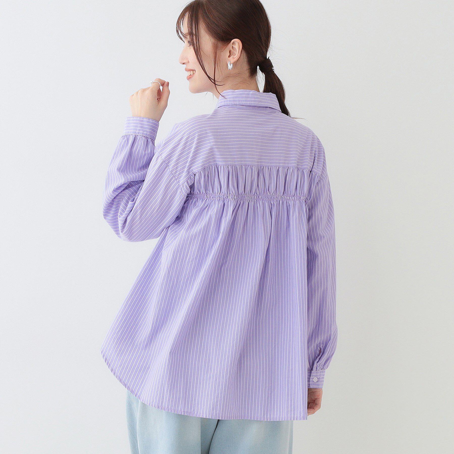 SHOO･LA･RUE「【洗える】バックギャザーがポイント 綿ワッシャー前開きシャツ」|シャツ・ブラウス|ラベンダー(380)