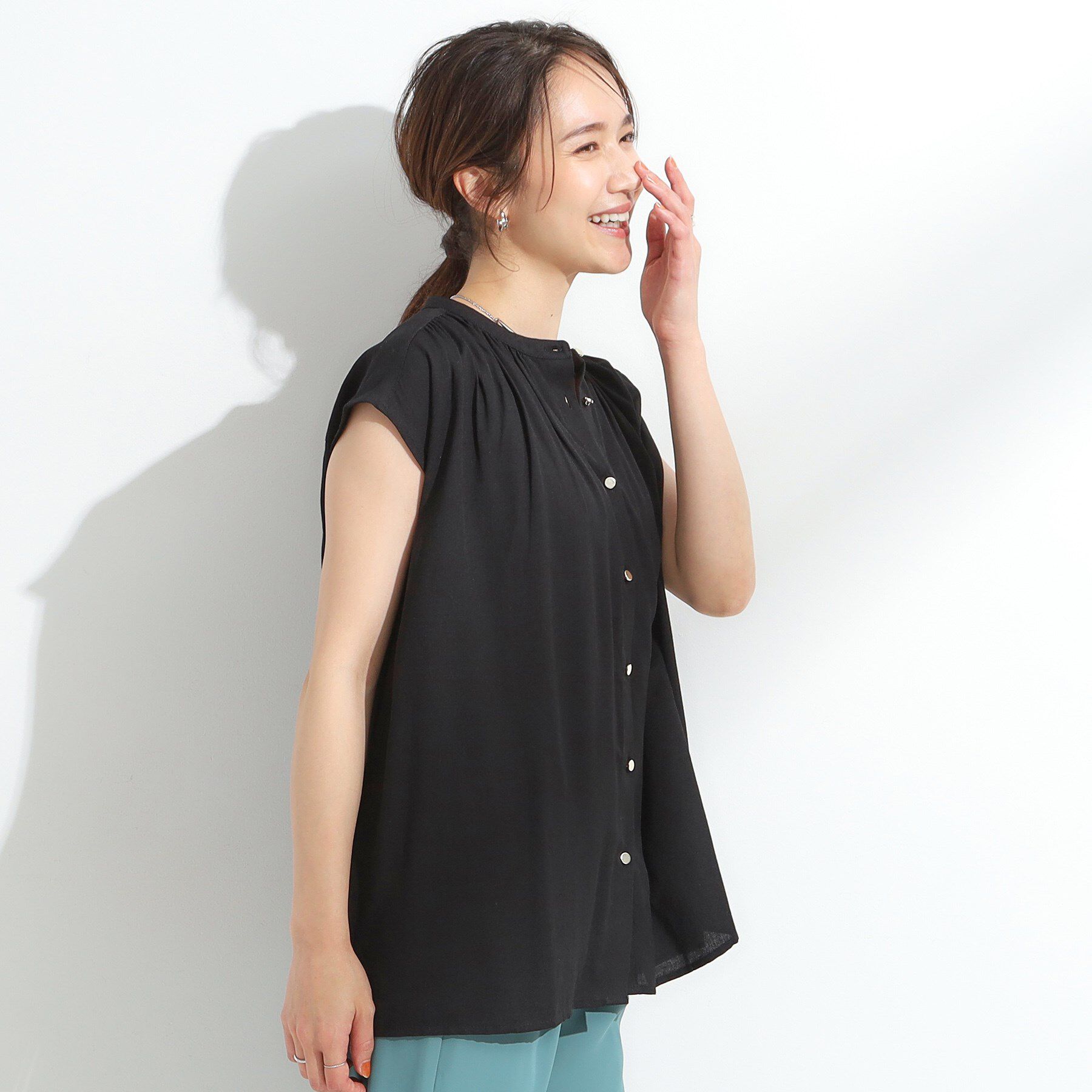 SHOO･LA･RUE「【S-LL/洗濯後しわになりにくい】上品にきれい見え スラブギャザーブラウス」|シャツ・ブラウス|