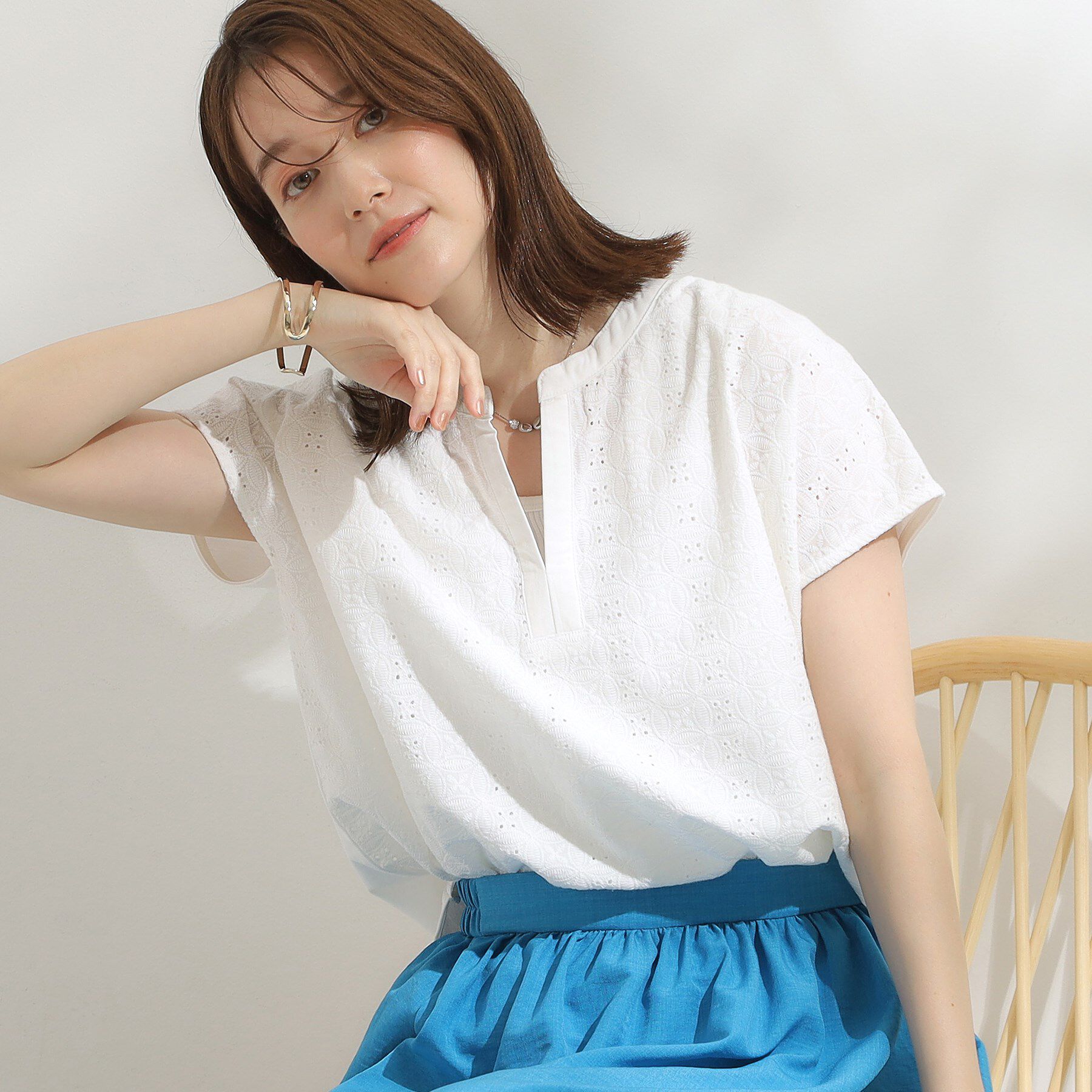 SHOO･LA･RUE「【S-LL】抜け感とすっきり見えを叶える 刺繍レース スキッパー襟トップス」|Tシャツ・カットソー|オフホワイト(003