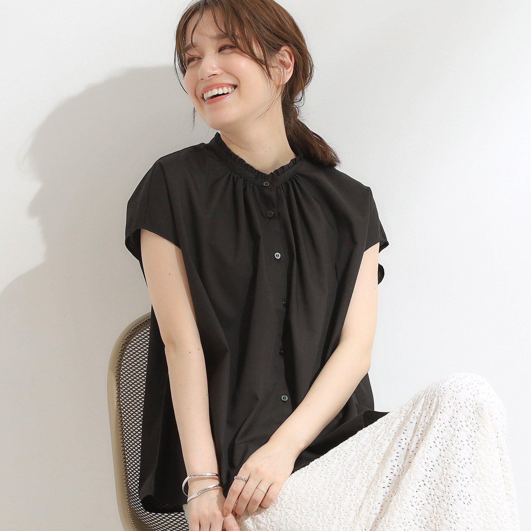 SHOO･LA･RUE「【洗える/S-LL】プチフリル襟が女性らしい フレンチスリーブシャツ」|シャツ・ブラウス|ブラック(019)