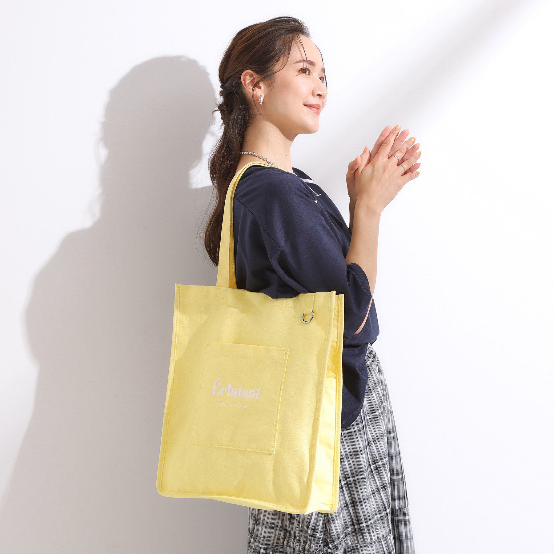 SHOO･LA･RUE「【ラッキーカラー/推し活にも】うちわも入るキャンバストートバッグ」|トートバッグ|イエロー(831)