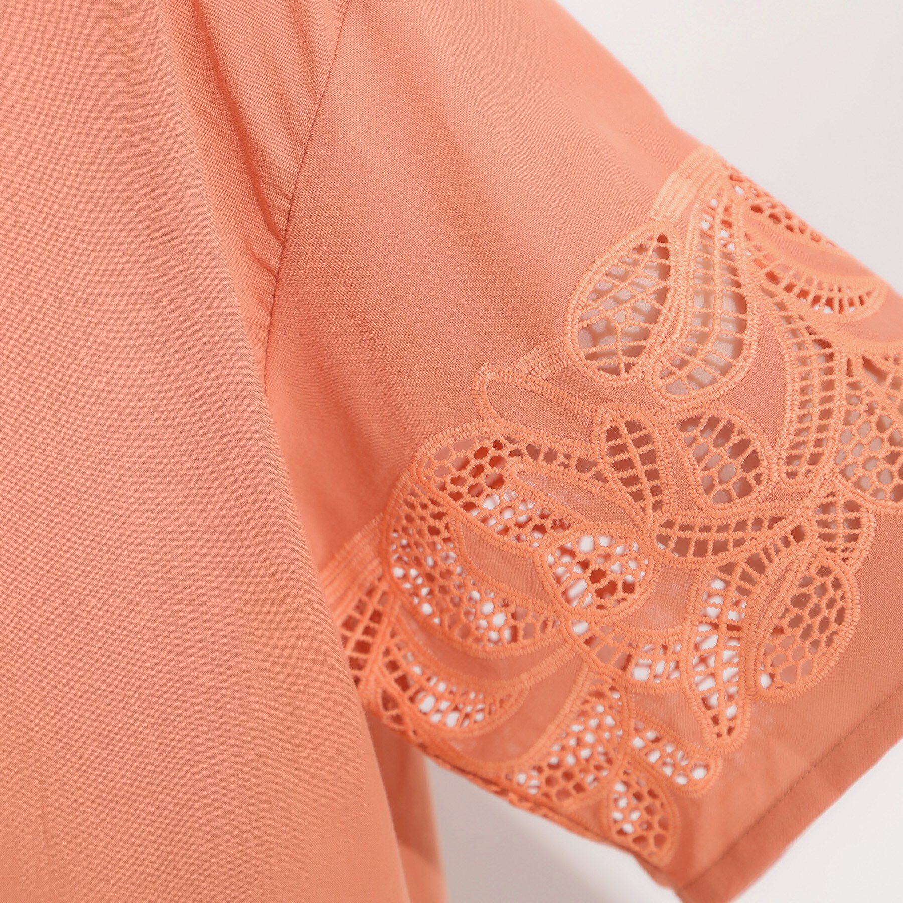 SHOO･LA･RUE「【S-LL/6分袖】レースデザインで華やか見え お袖刺繍ブラウス」|シャツ・ブラウス|