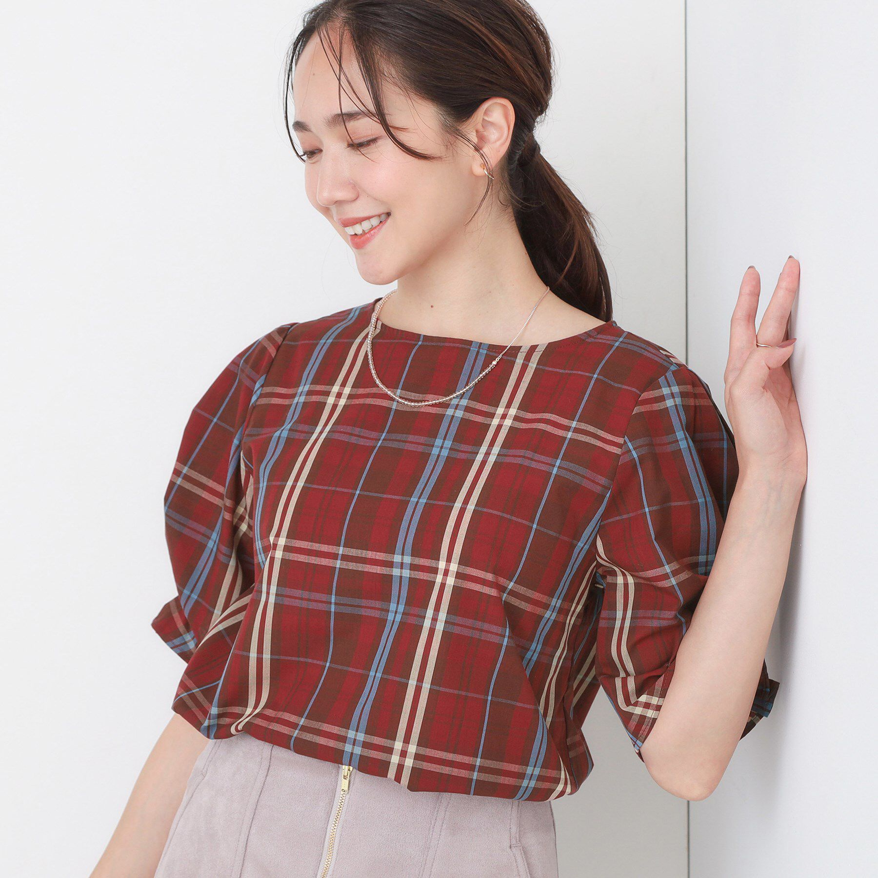 SHOO･LA･RUE「【S-LL/5分袖】お袖タックできれいに魅せる 大人のフェミニンブラウス」|シャツ・ブラウス|レッド(263)