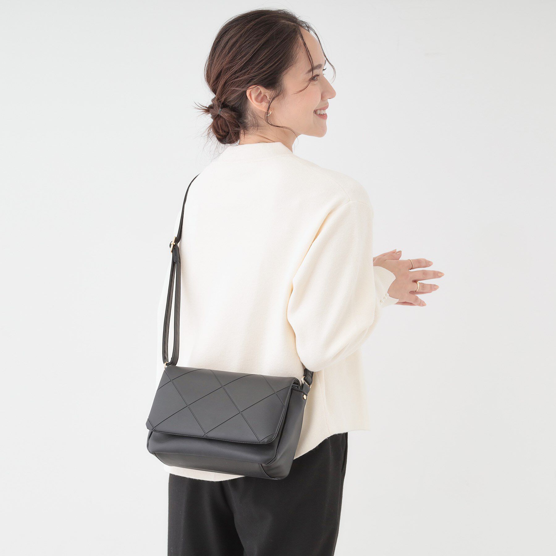 SHOO･LA･RUE「バイアスチェック型押しショルダー」|ショルダー・メッセンジャー|ブラック(019)