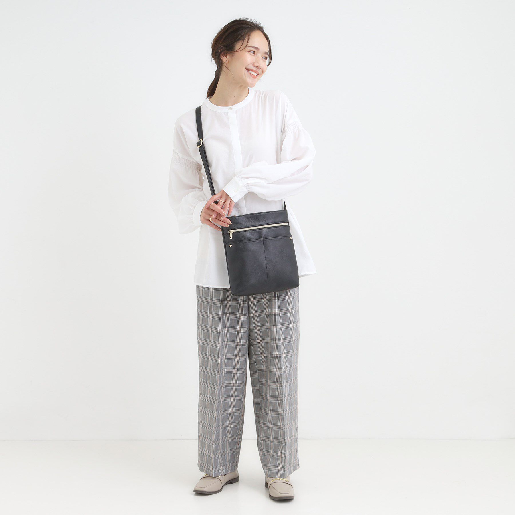 SHOO･LA･RUE「ボディフィットアオリショルダーバッグ」|ショルダー・メッセンジャー|