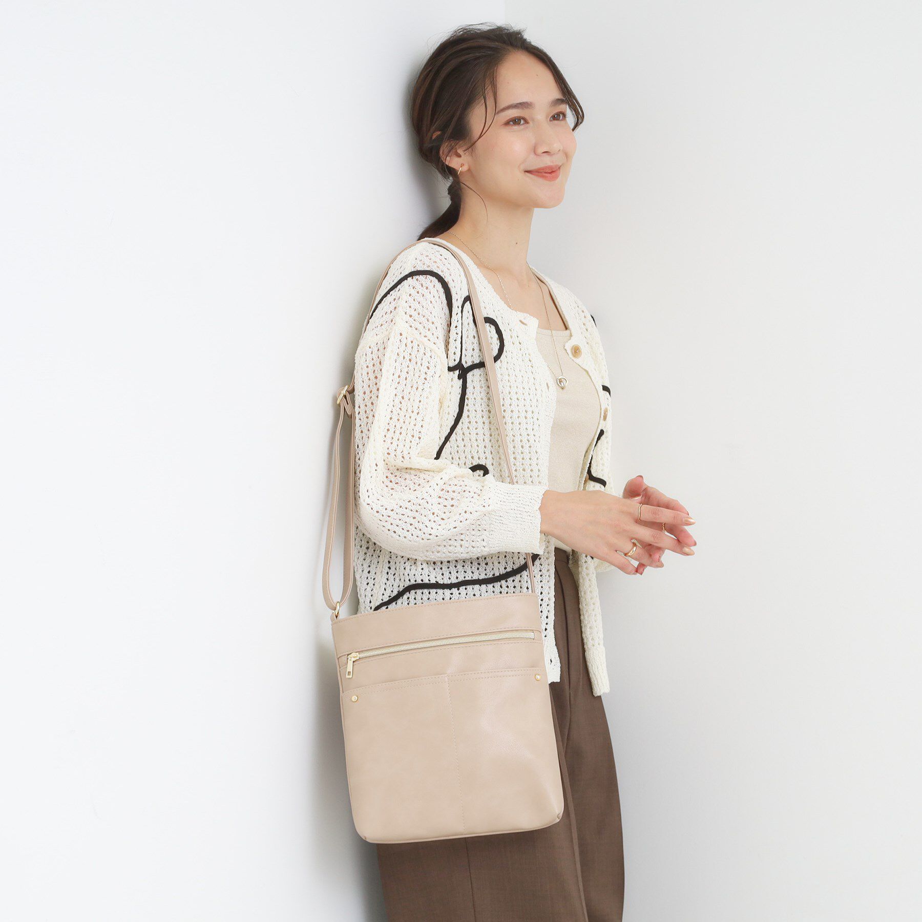 SHOO･LA･RUE「ボディフィットアオリショルダーバッグ」|ショルダー・メッセンジャー|