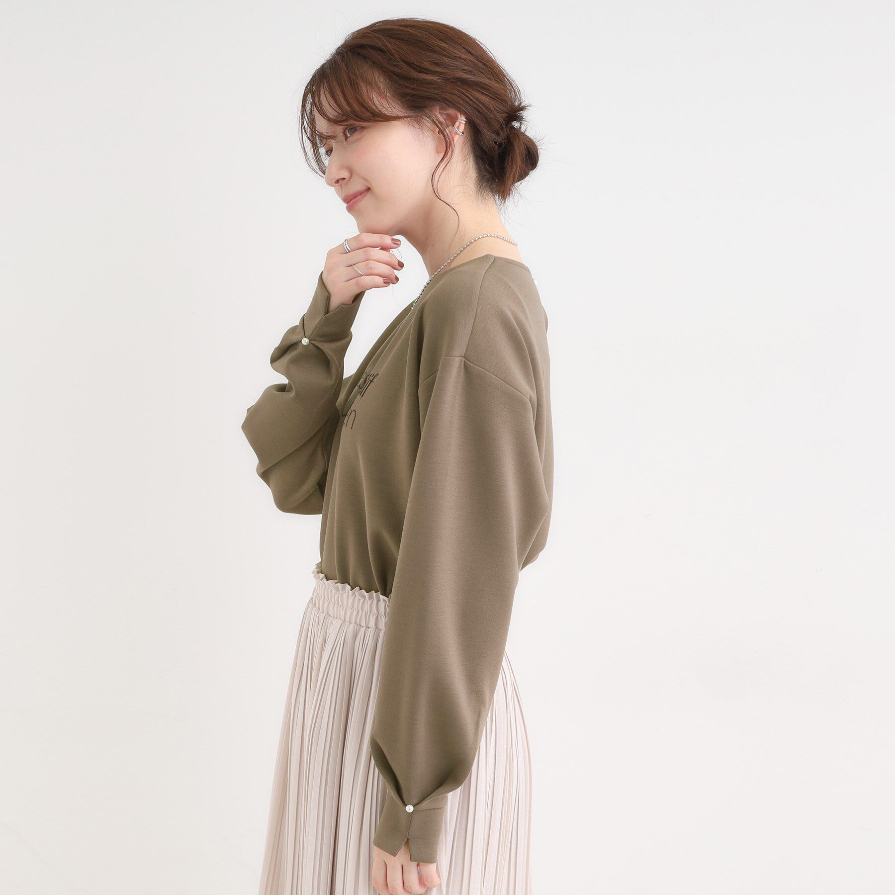 SHOO･LA･RUE「【S-LL】大人のデイリースタイルに お袖タック フェイクパール付きトップス」|Tシャツ・カットソー|