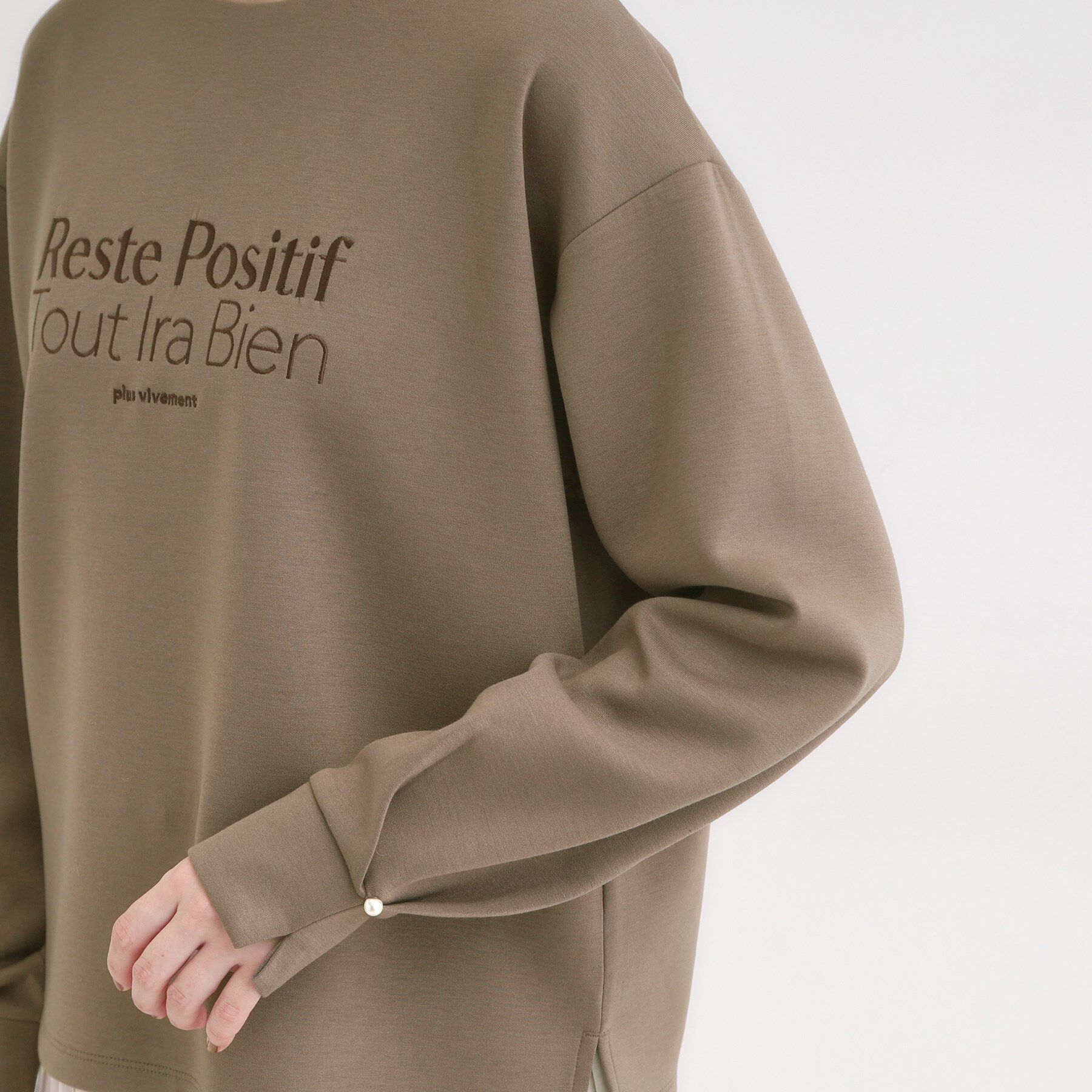 SHOO･LA･RUE「【S-LL】大人のデイリースタイルに お袖タック フェイクパール付きトップス」|Tシャツ・カットソー|