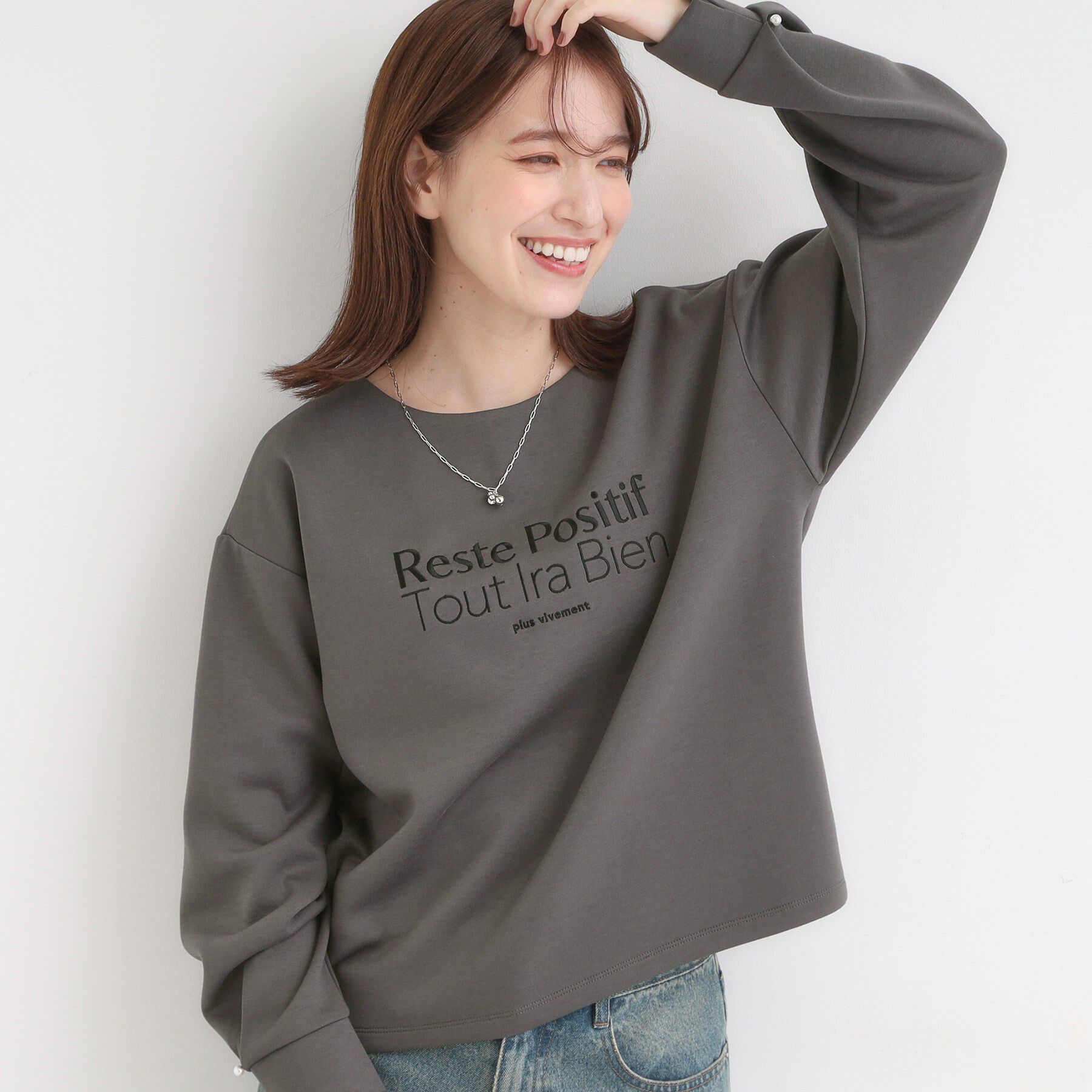 SHOO･LA･RUE「【S-LL】大人のデイリースタイルに お袖タック フェイクパール付きトップス」|Tシャツ・カットソー|チャコールグレー(0