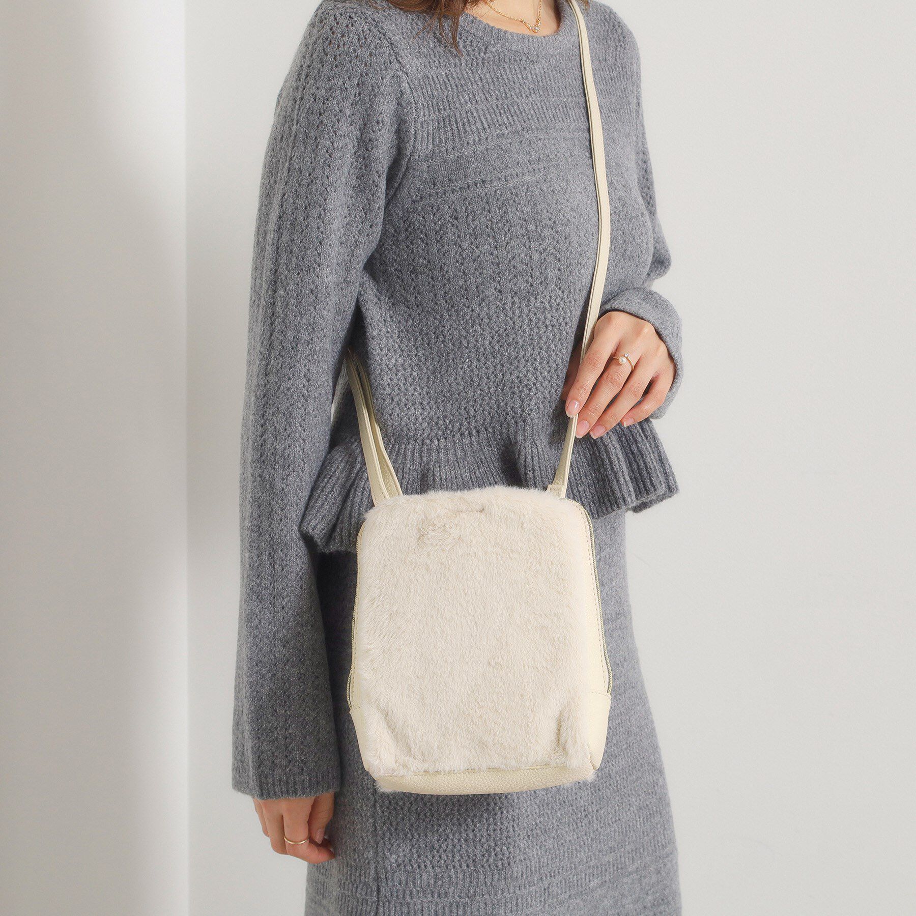 ITS&rsquo;DEMO「三層フェイクファーミニショルダー」|ショルダー・メッセンジャー|アイボリー(004)