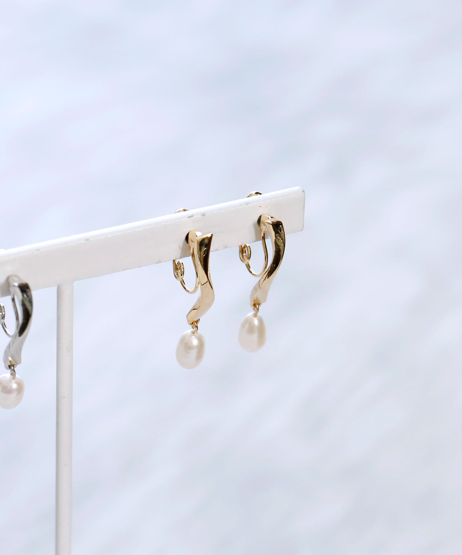 colleca la「ループフィット・ウェーブバーと淡水パールのイヤリング」|イヤリング|ゴールド