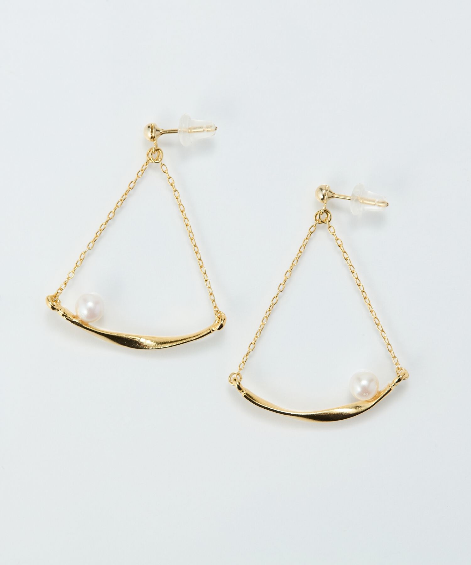 Phoebe「【金属アレルギー対応】スライヴパールトライアングルピアス　ゴールド/ニッケルフリー」|ピアス|