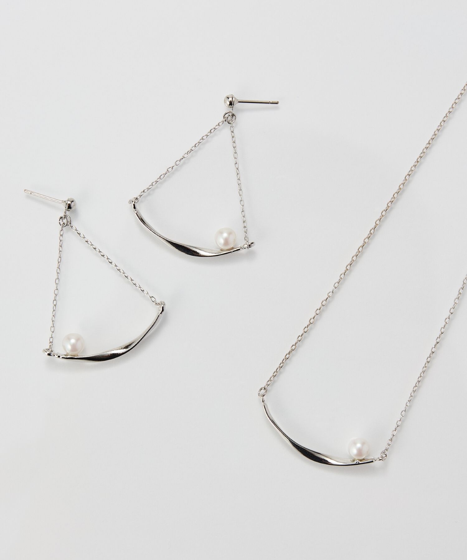 Phoebe「【金属アレルギー対応】スライヴパールトライアングルピアス　シルバー/ニッケルフリー」|ピアス|