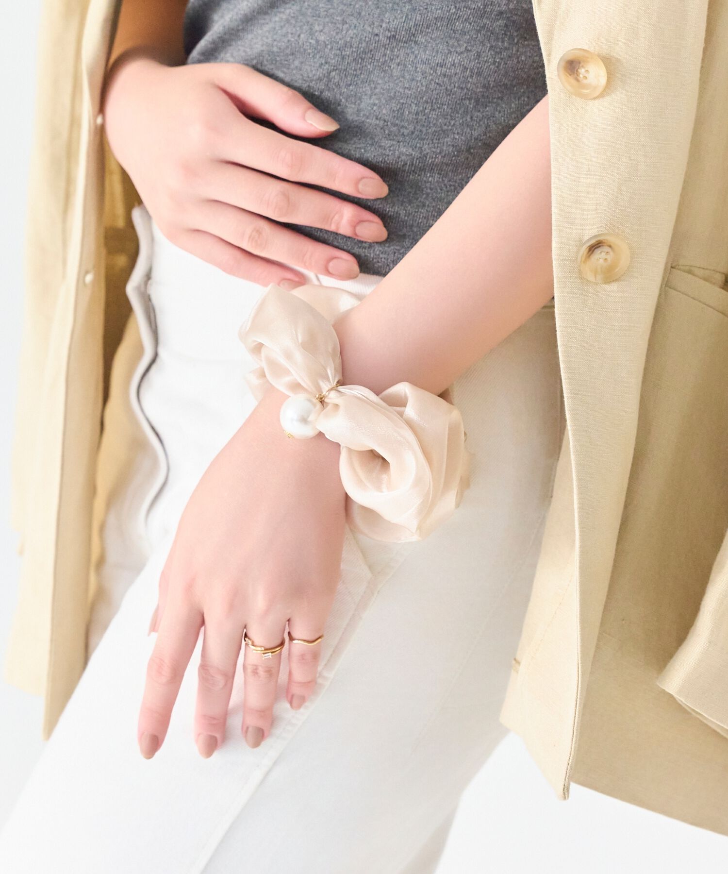  「ボリューミーシアーシュシュ　ベージュ/パール/大ぶり」|ブレスレット・バングル|