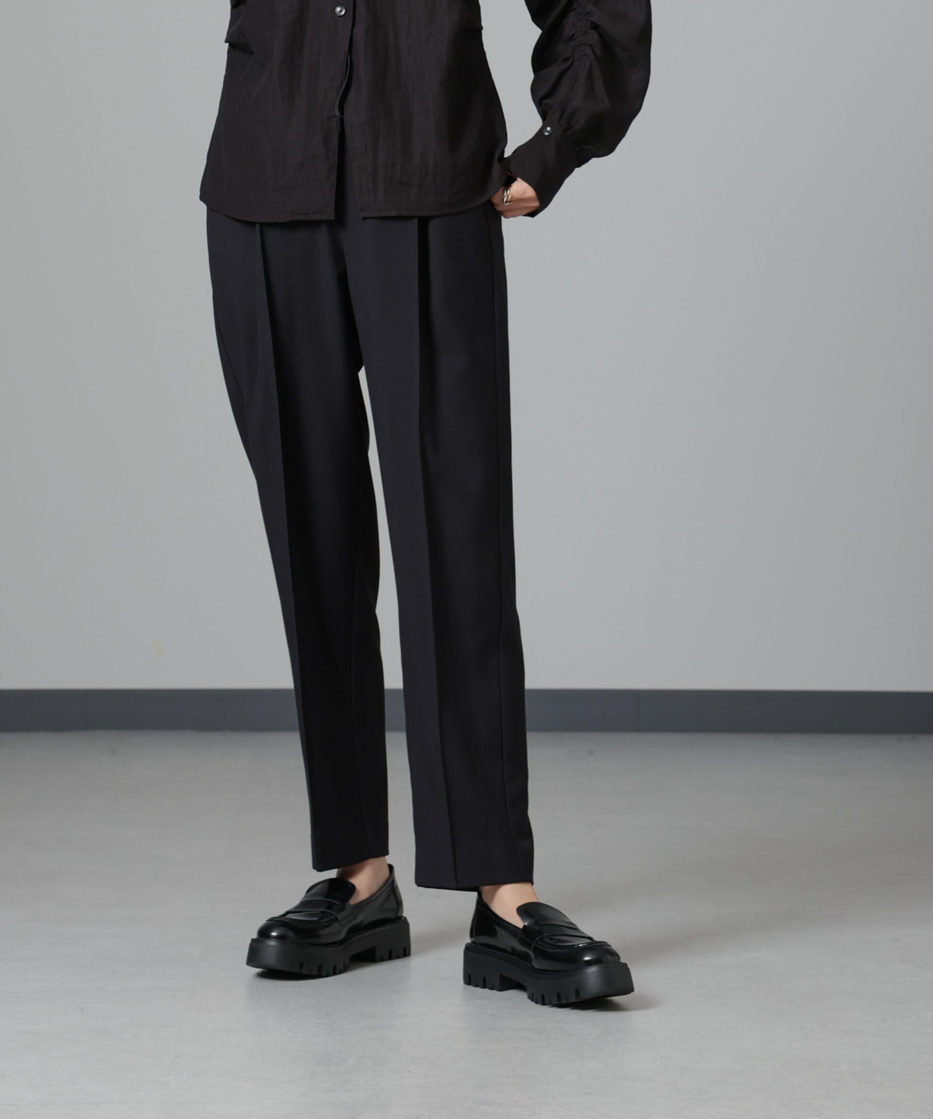 nano･universe「ウラキモウ ピンタックイージーテーパードパンツ」|チノ|ブラック