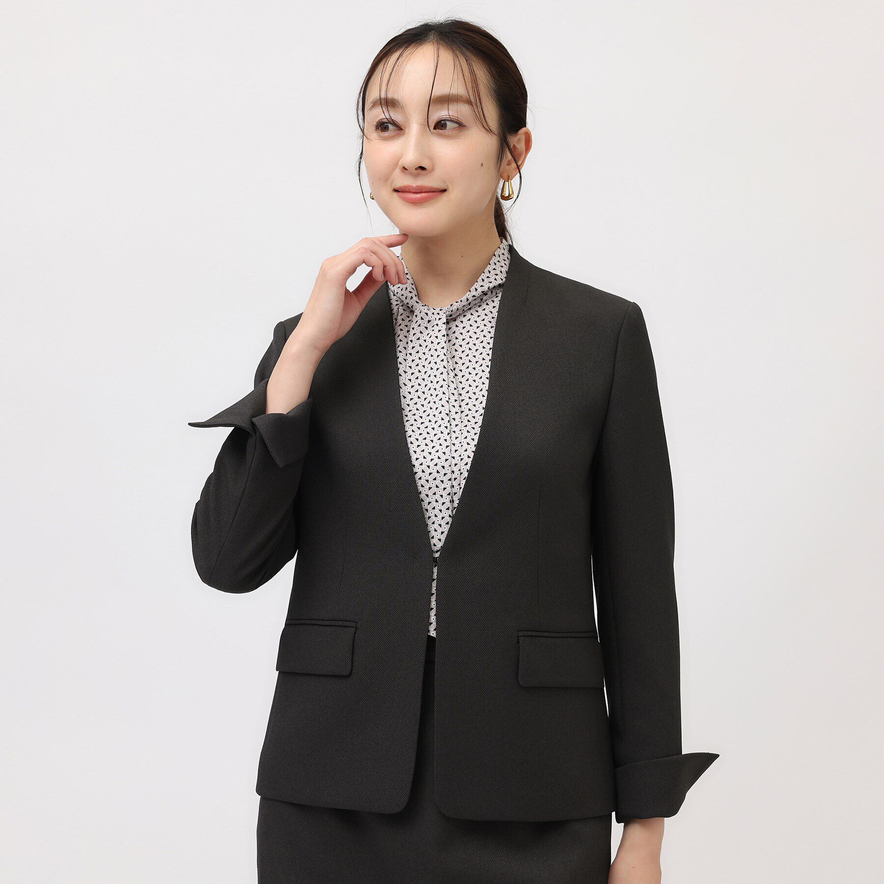 UNTITLED「【通勤スーツ/入卒/セレモニー】ウーステッドカルゼ カラーレスジャケット」|ノーカラージャケット|