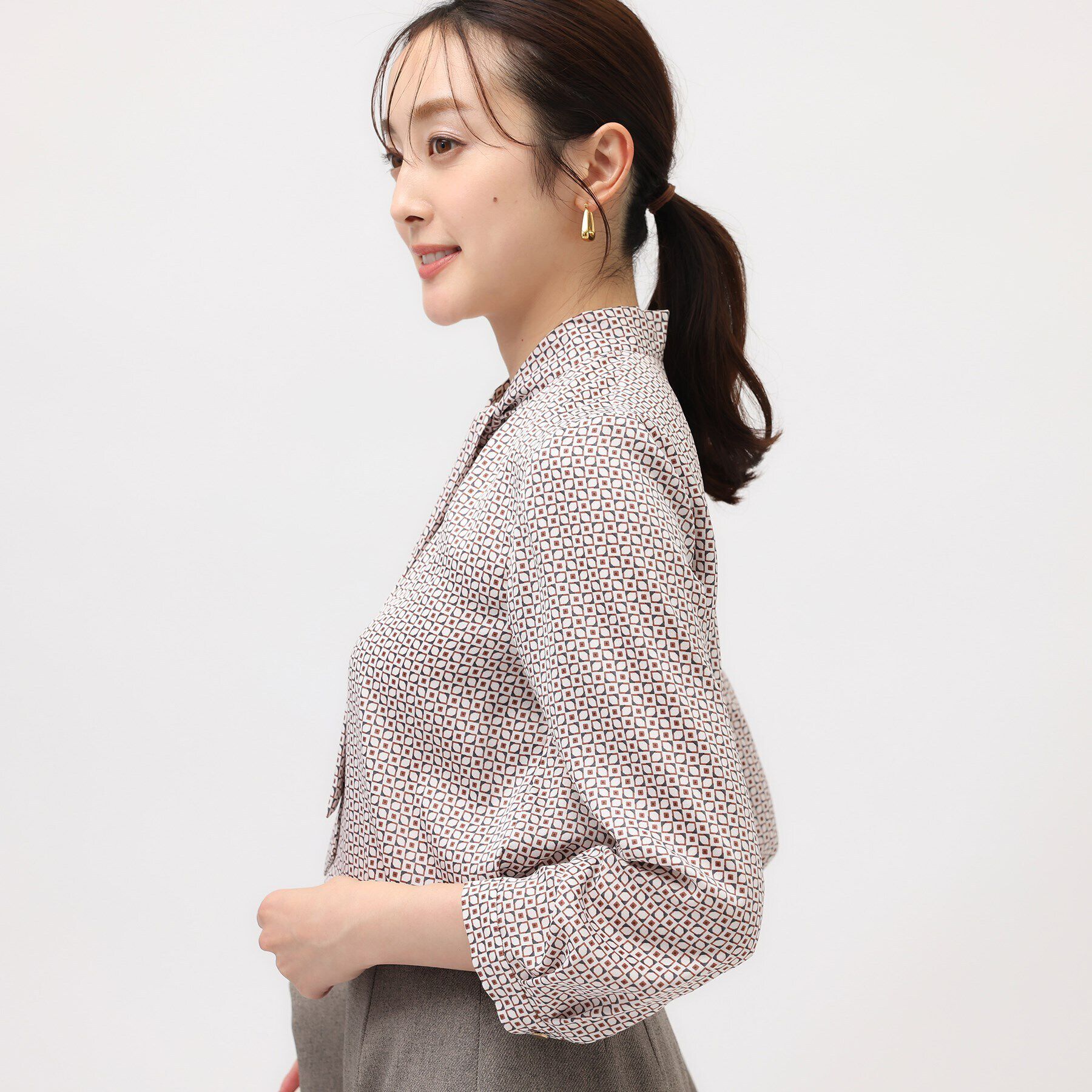 UNTITLED「【通勤スーツ/入卒/セレモニー】幾何柄ボウタイブラウス」|シャツ・ブラウス|