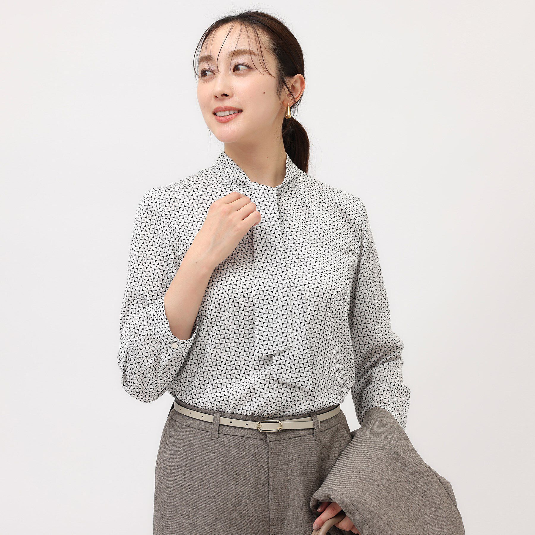 UNTITLED「【通勤スーツ/入卒/セレモニー】幾何柄ボウタイブラウス」|シャツ・ブラウス|