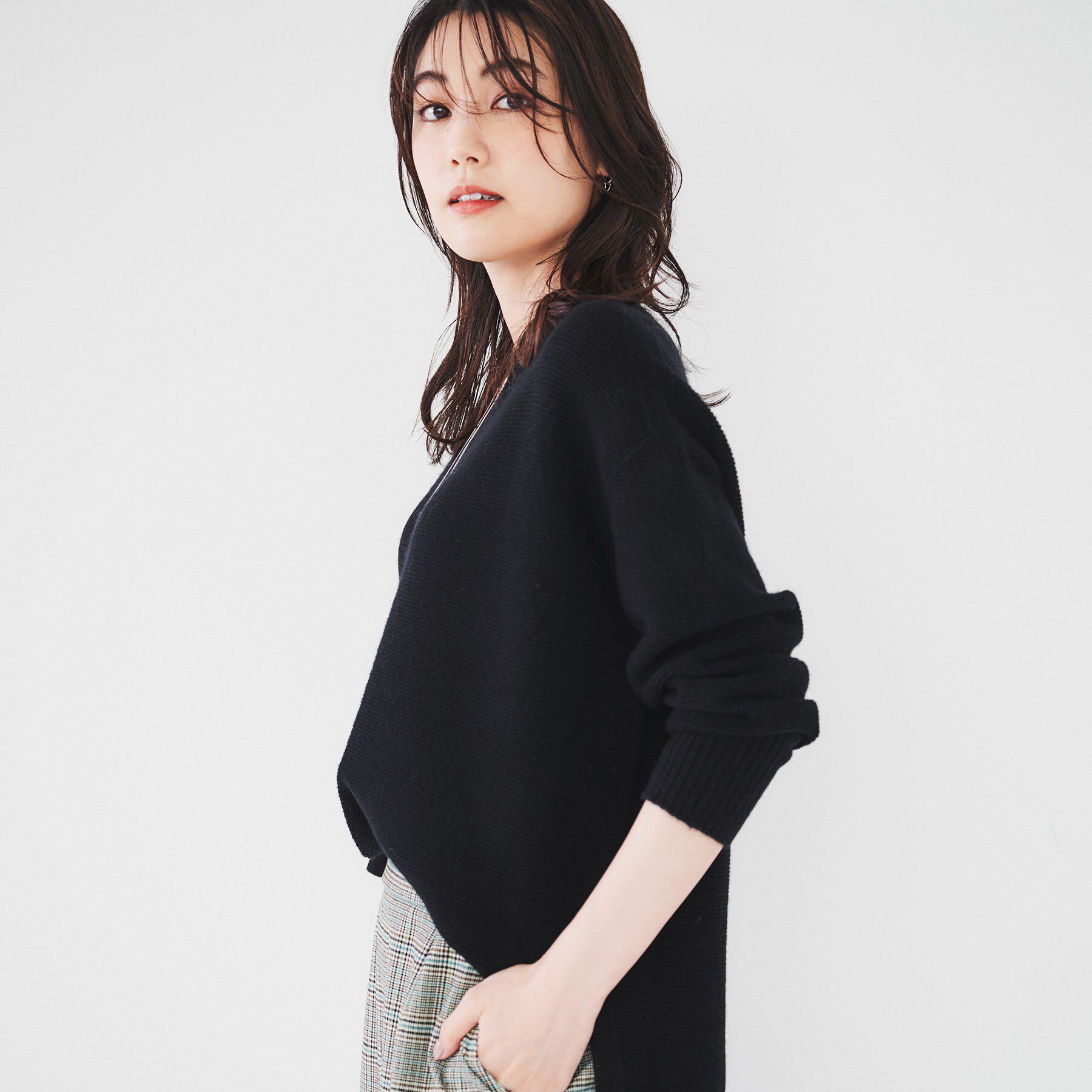 UNTITLED「【体型カバー/日本製/洗える】ウールシルクカシミヤミックス Vネックプルオーバーニット」|ニット・セーター|