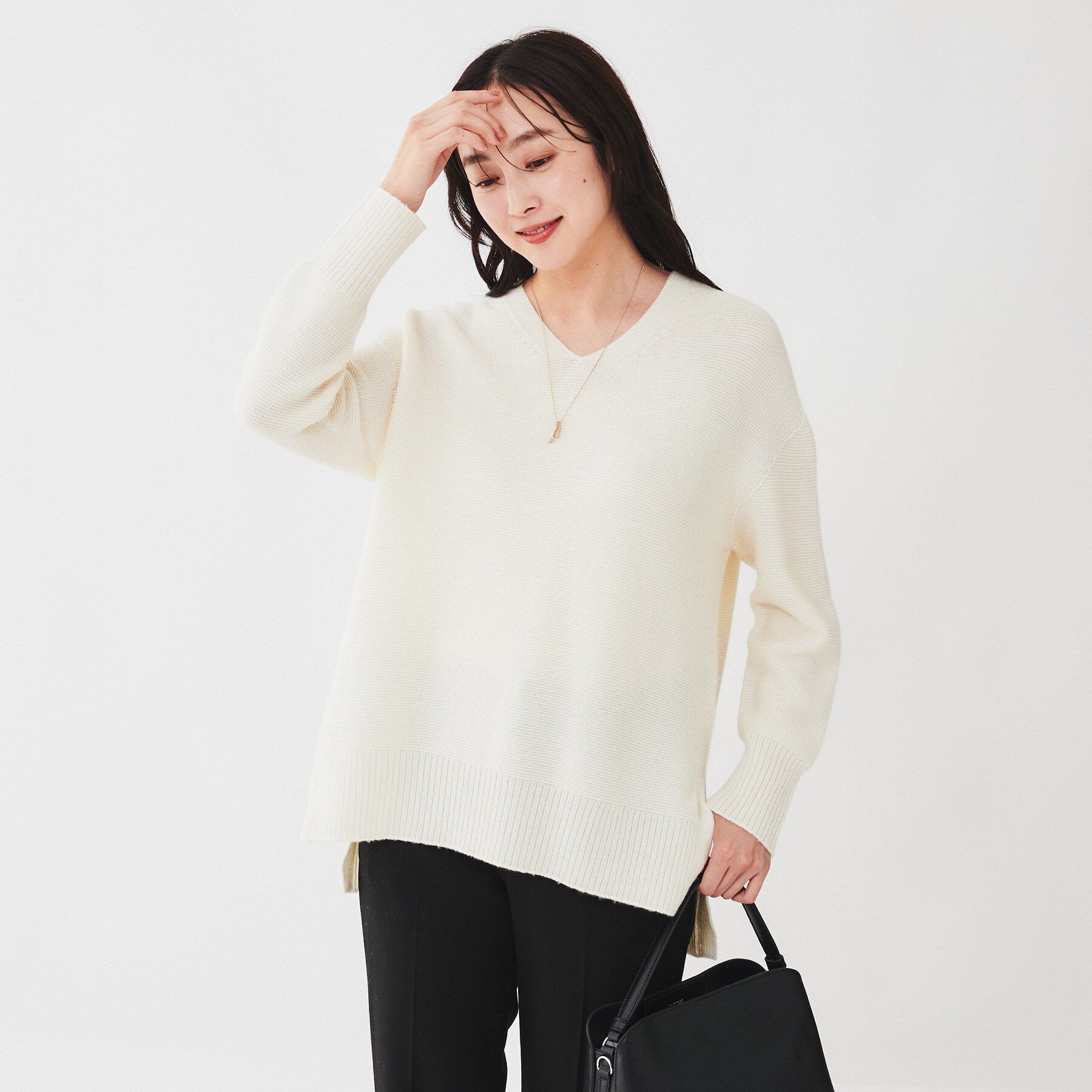 UNTITLED「【体型カバー/日本製/洗える】ウールシルクカシミヤミックス Vネックプルオーバーニット」|ニット・セーター|