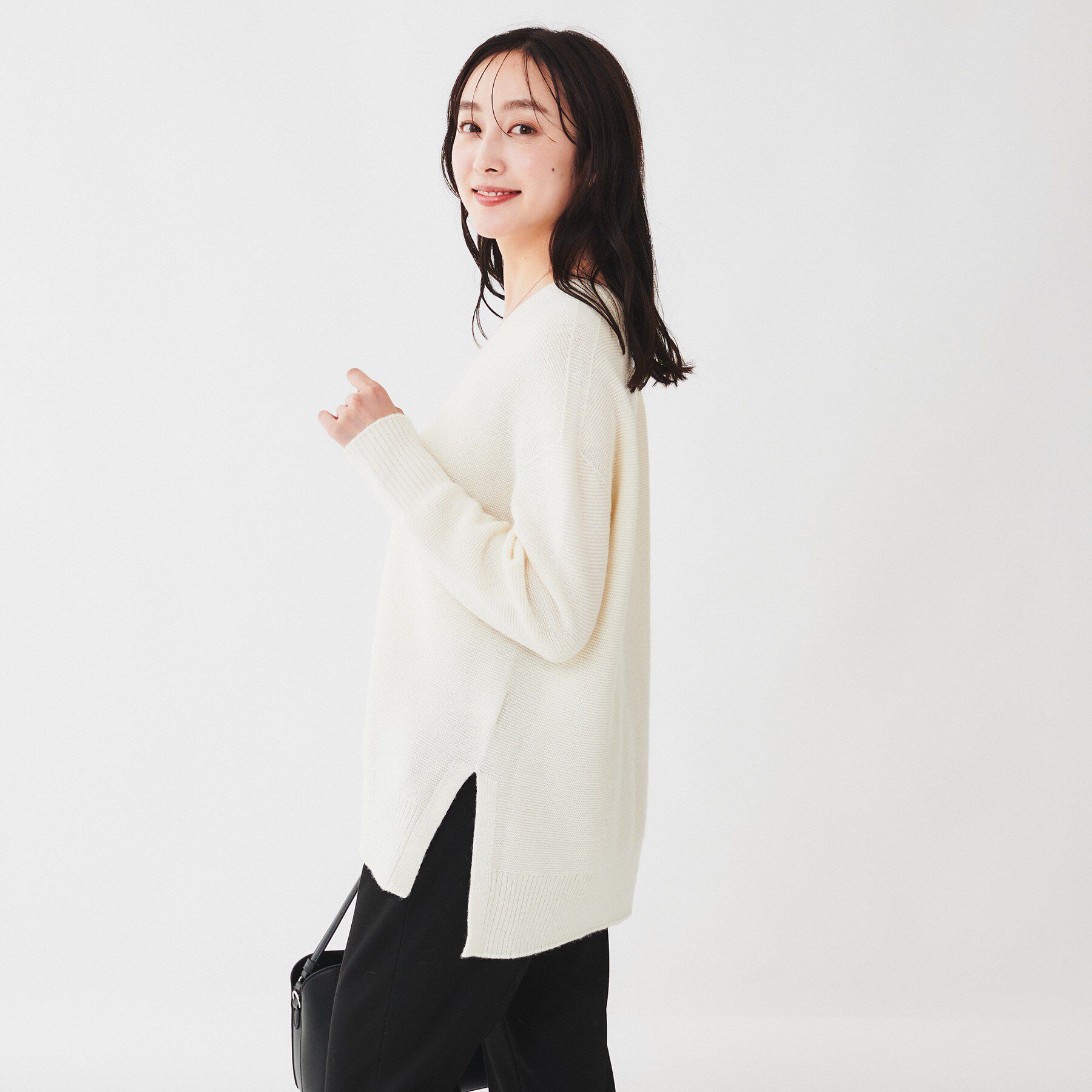 UNTITLED「【体型カバー/日本製/洗える】ウールシルクカシミヤミックス Vネックプルオーバーニット」|ニット・セーター|