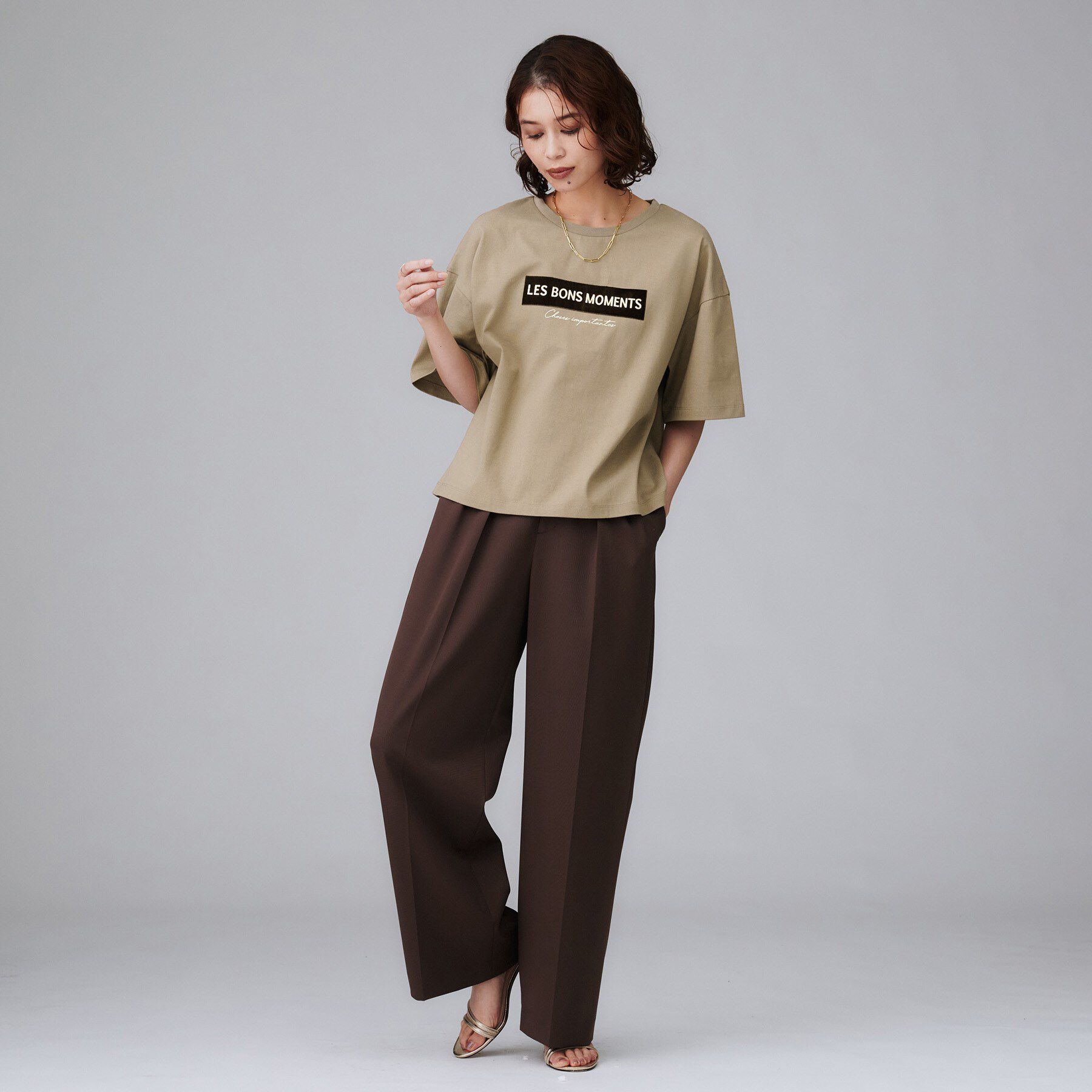 UNTITLED「【コットン100/ゆったり/ショート丈/洗える】ベロアロゴTシャツ」|Tシャツ・カットソー|