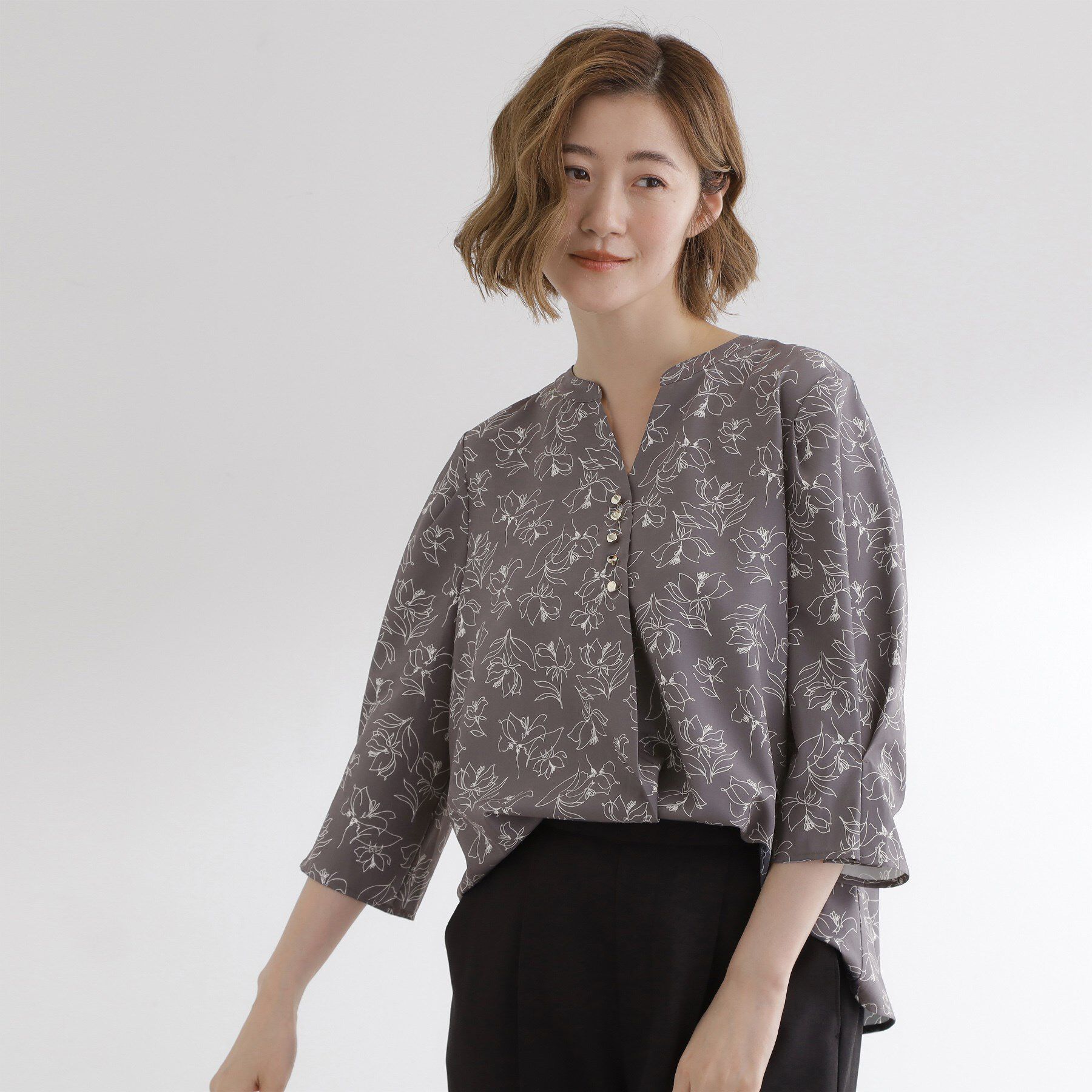 grove「【洗える/お仕事】美しさが続く袖タックブラウス」|シャツ・ブラウス|ブラックフラワー(1