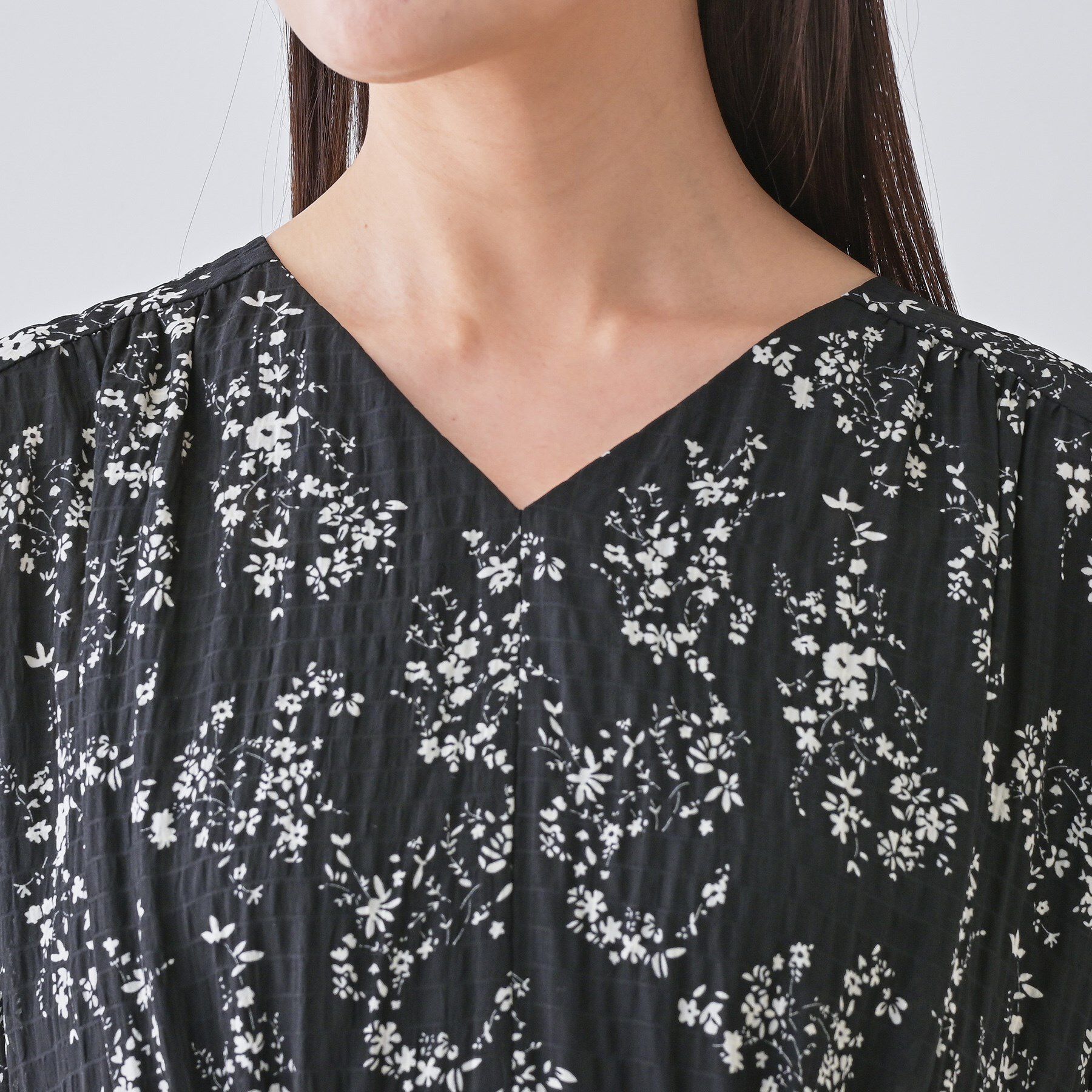 INDIVI「【モノトーン小花柄】フィット＆フレア エアリーワンピース」|ワンピース|