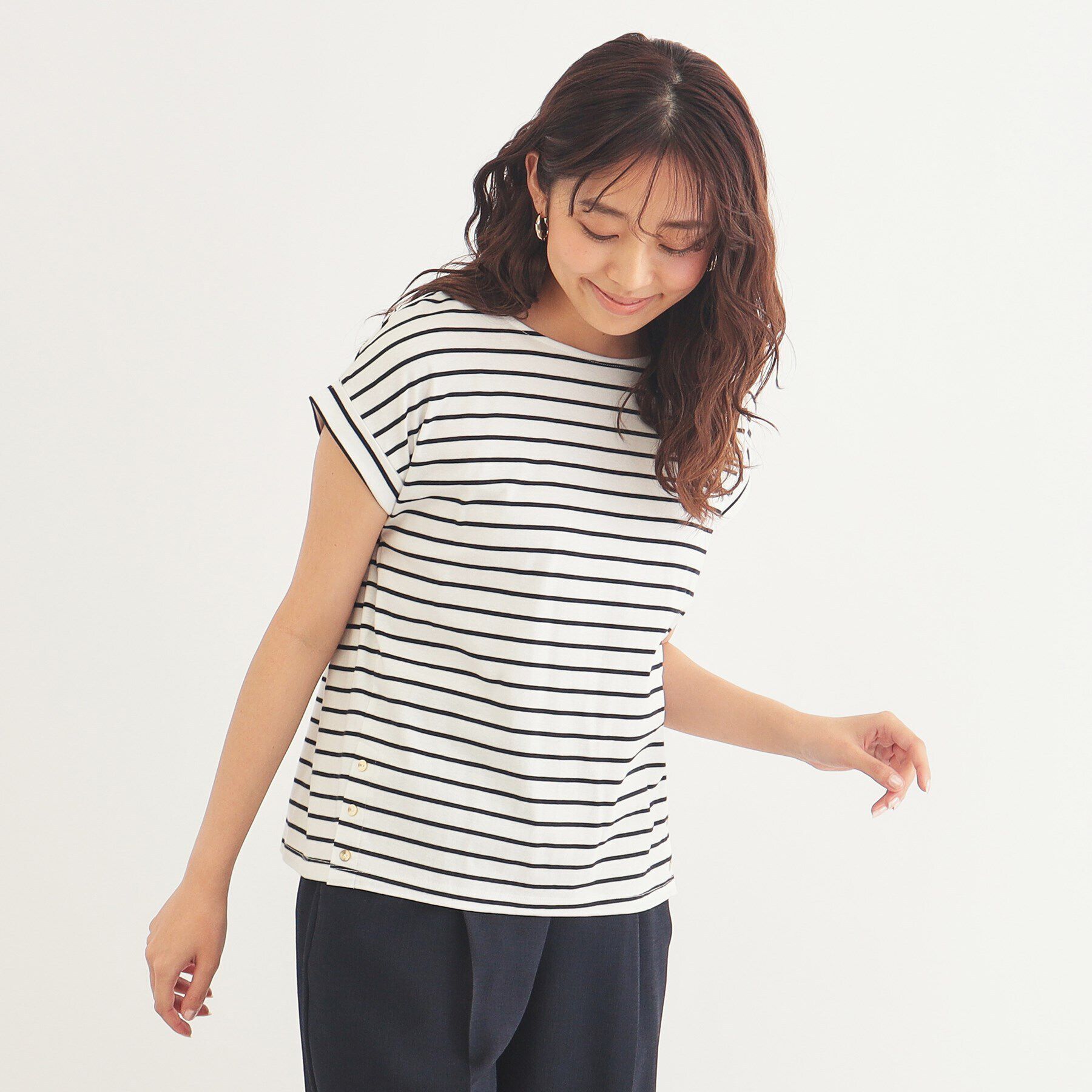 index「《5color》サイドボタン付き フレンチスリーブトップス【接触冷感/洗濯機洗い可】」|Tシャツ・カットソー|オフホワイト(303
