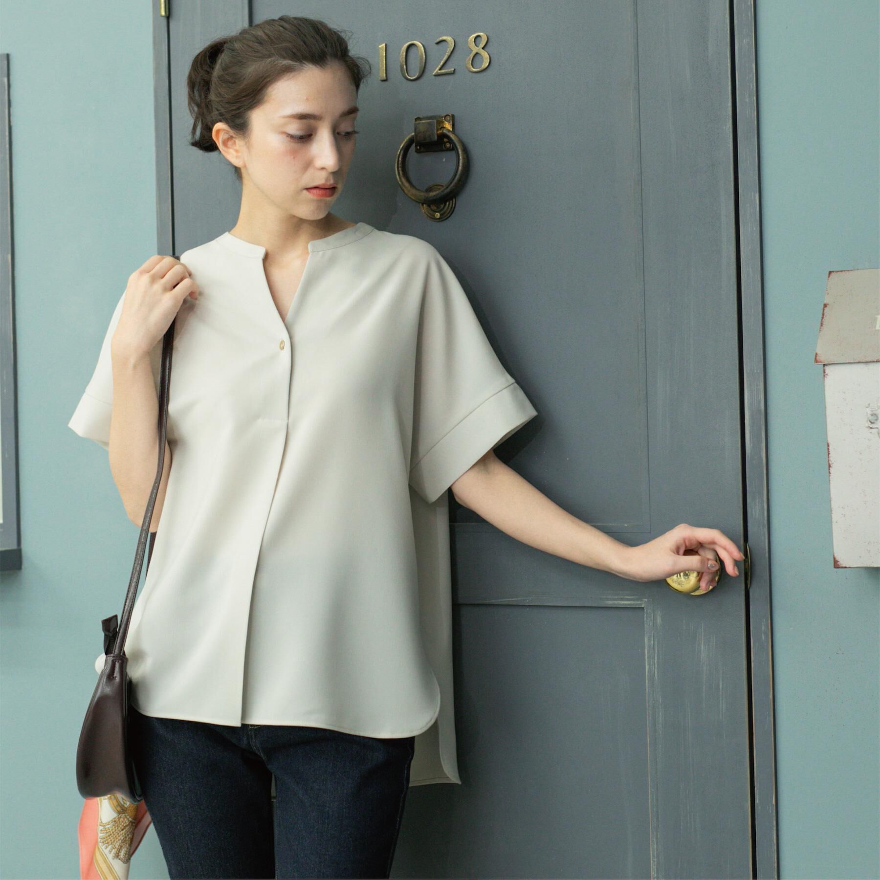 OPAQUE.CLIP「《5色展開/SS-LLサイズ》スキッパー金ボタンブラウス/セットアップ対応【防シワ/ストレッチ/洗濯」|シャツ・ブラウス|ライトグレー(011