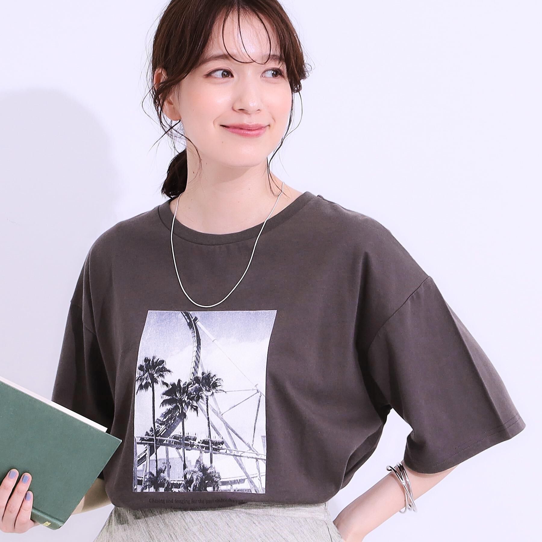 SHOO･LA･RUE「【選べる4柄】コットンプリントロゴTシャツ」|Tシャツ・カットソー|チャコールグレー(1