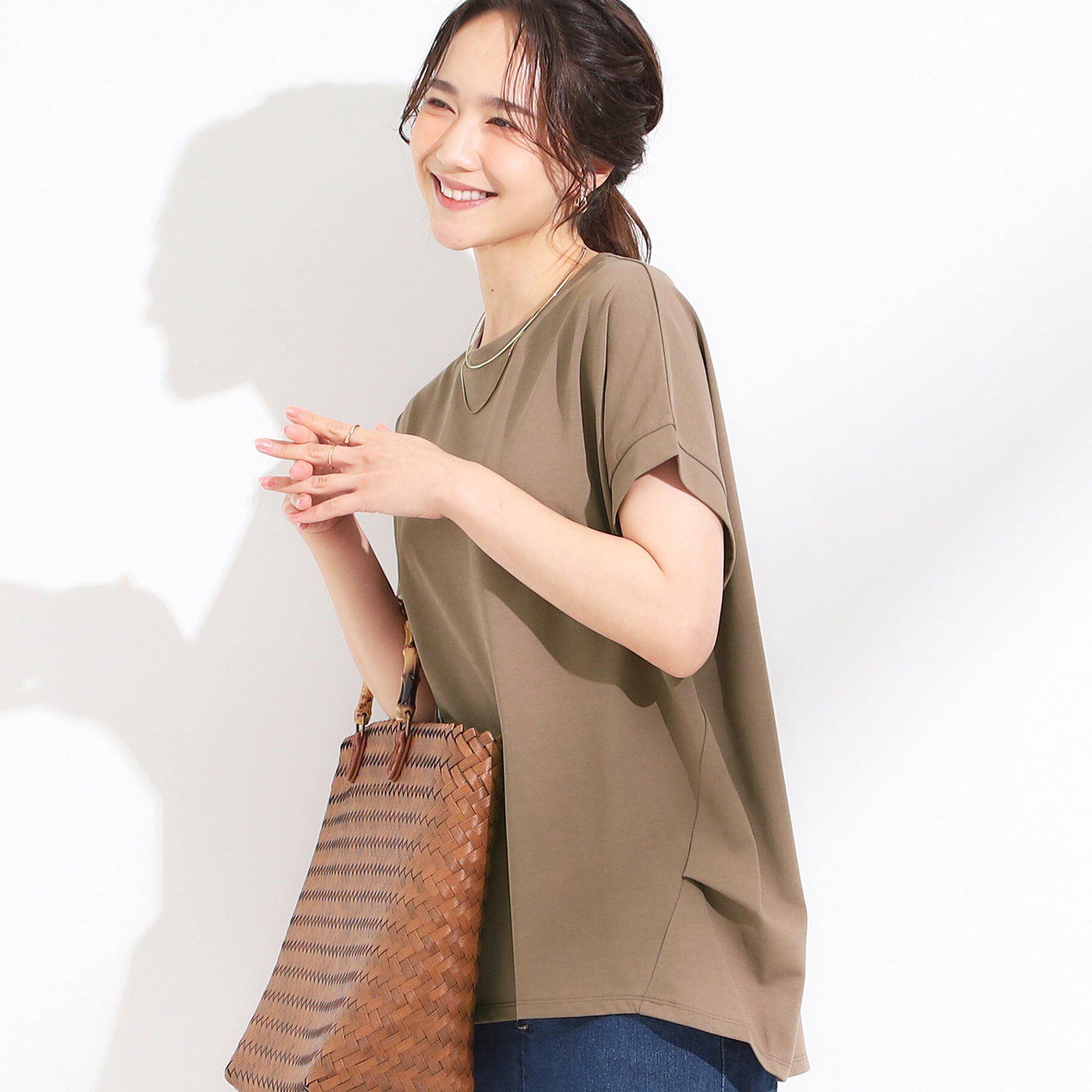 SHOO･LA･RUE「【S-LL/汗ジミ軽減/ひんやり/UV】体型カバーに タック入りドルマントップス」|Tシャツ・カットソー|モカブラウン(042