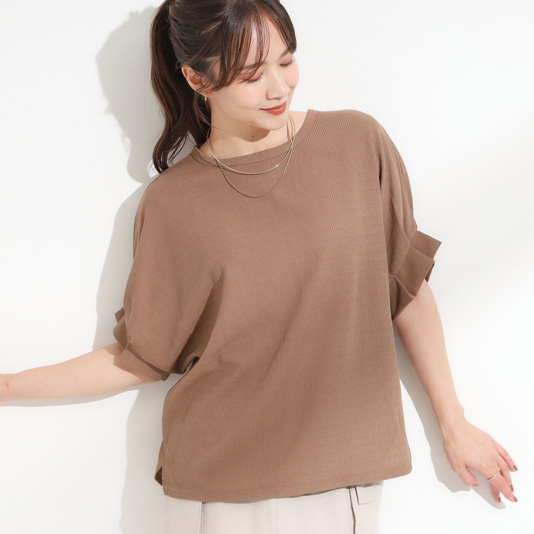 SHOO･LA･RUE「【S-LL/洗える】お袖のタックがアクセント インせず着られる さらさらドルマントップス」|Tシャツ・カットソー|モカブラウン(042