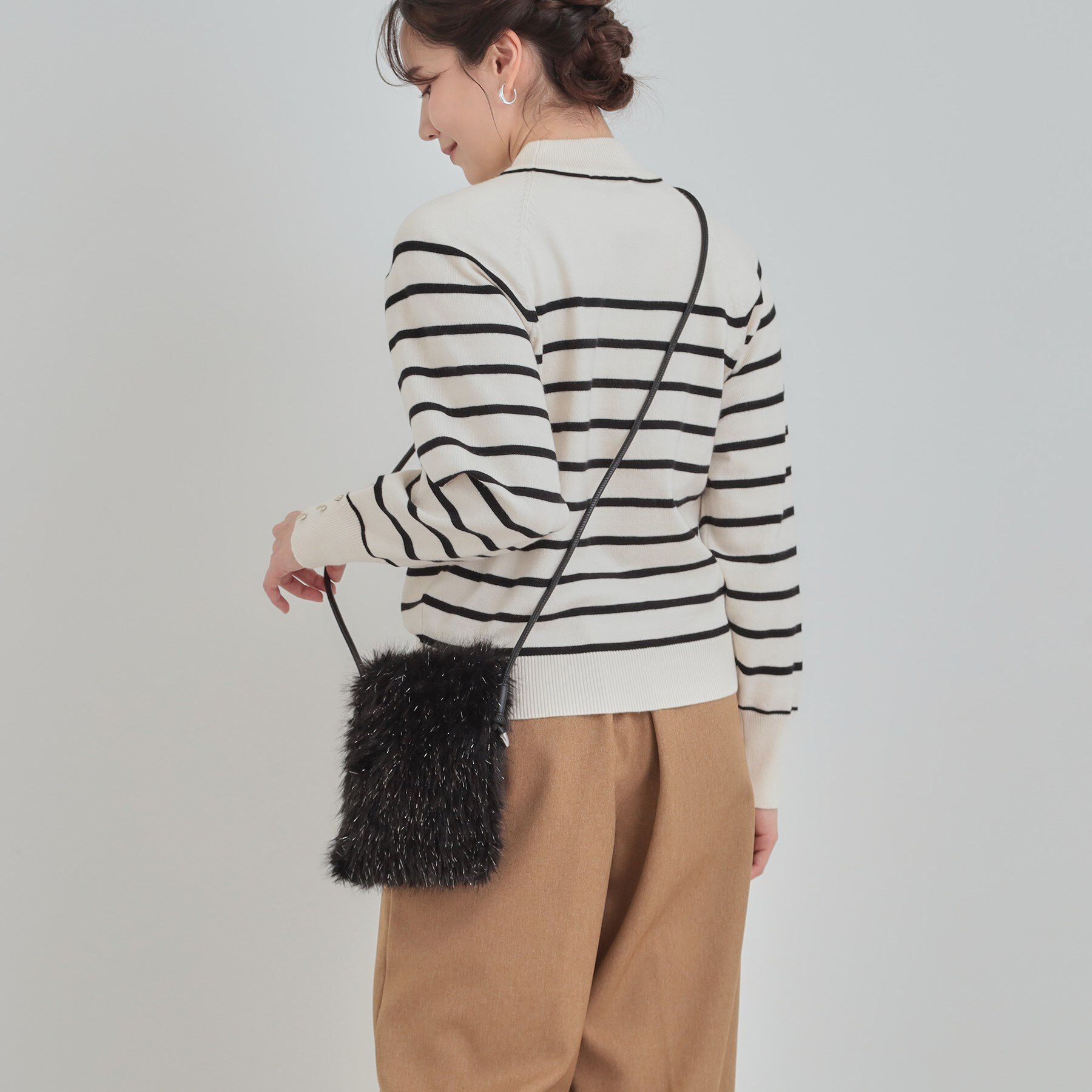 SHOO･LA･RUE「ラメ入りファーが目を惹く ミニショルダーバッグ」|ショルダー・メッセンジャー|ブラック(019)