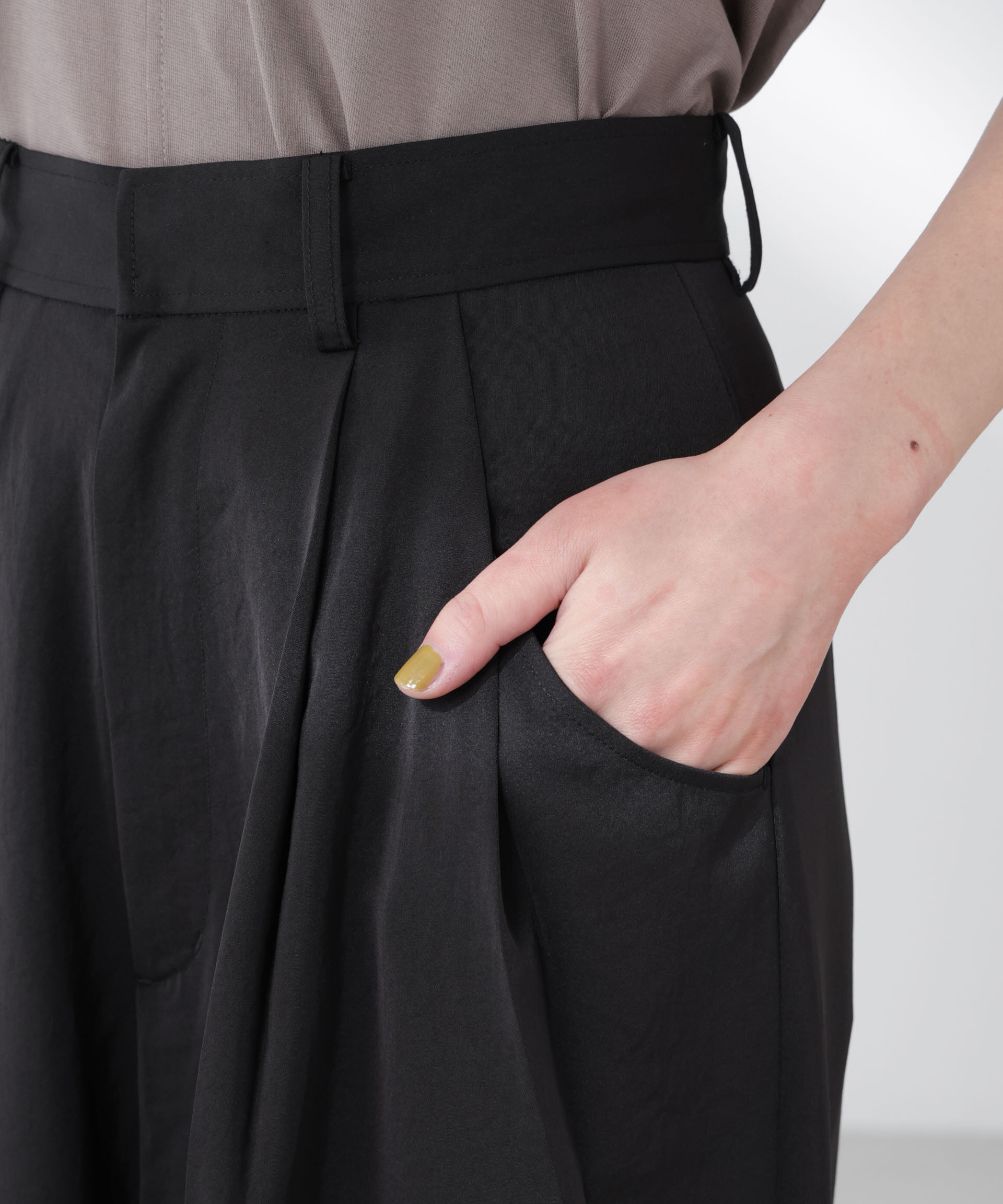 nano･universe「ダルサテンカーブタックパンツ」|チノ|