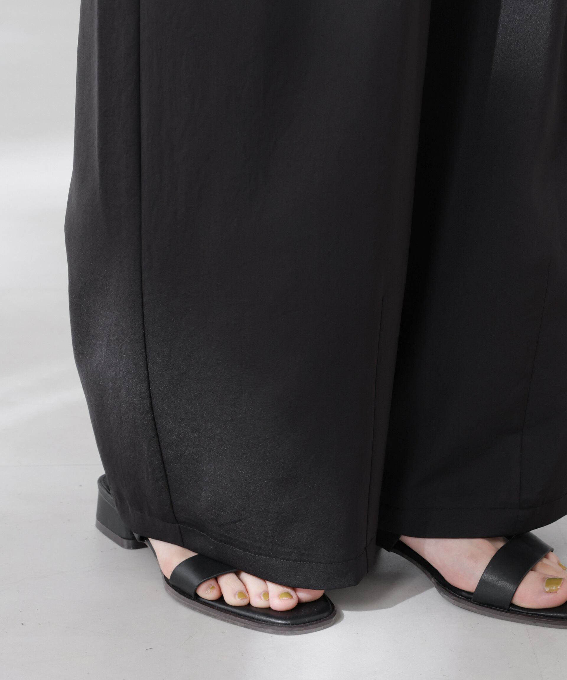 nano･universe「ダルサテンカーブタックパンツ」|チノ|