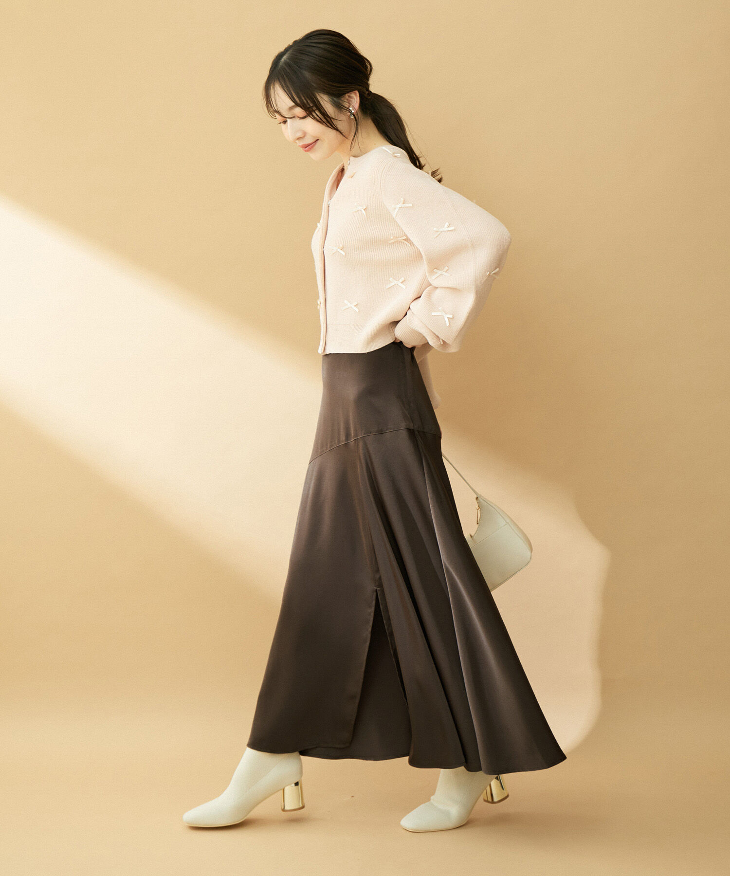 VIS「【洗える】サテンスリットフレアロングスカート」|スカート|