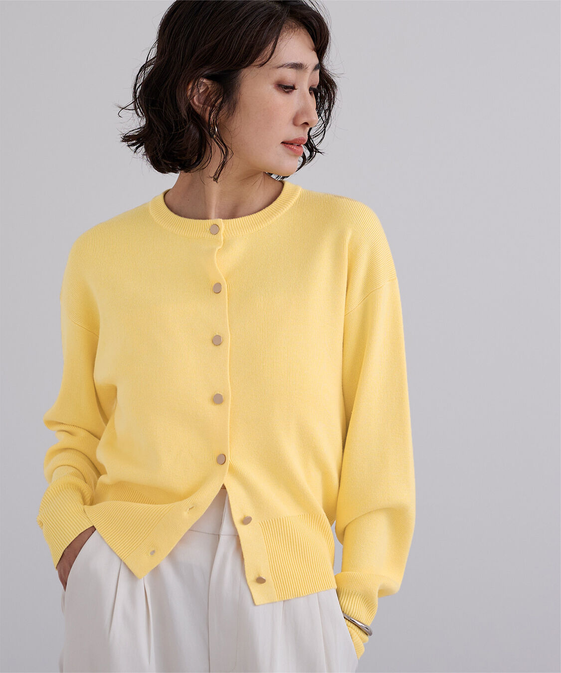 ur's「マット釦クルーネックニットカーディガン」|カーディガン|イエロー