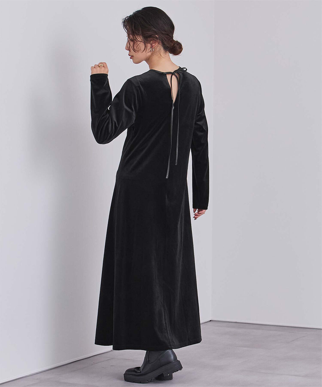 ur's「【yukiさんコラボアイテム】バックリボンフィットアンドフレアベロアワンピース」|ワンピース|