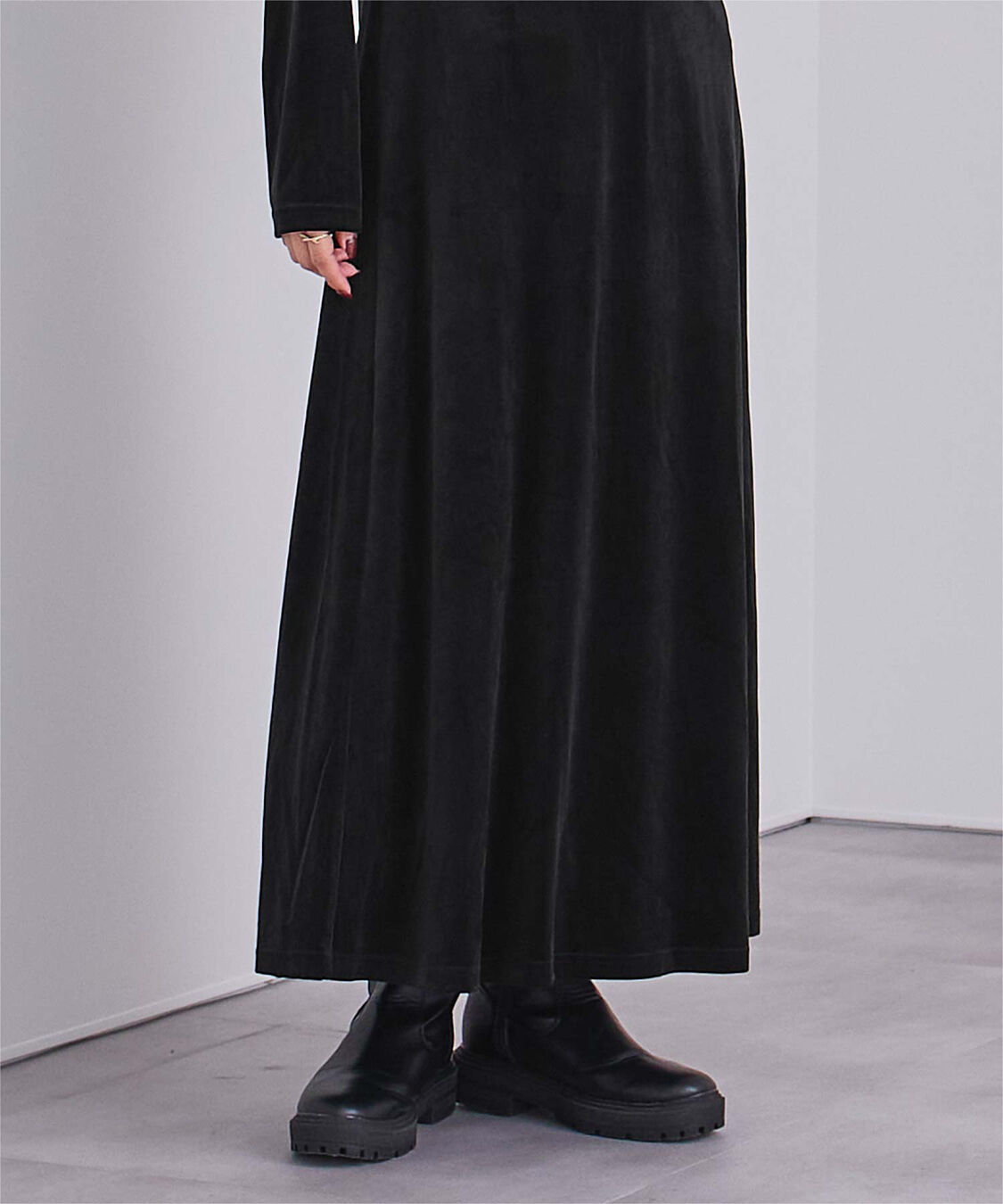 ur's「【yukiさんコラボアイテム】バックリボンフィットアンドフレアベロアワンピース」|ワンピース|