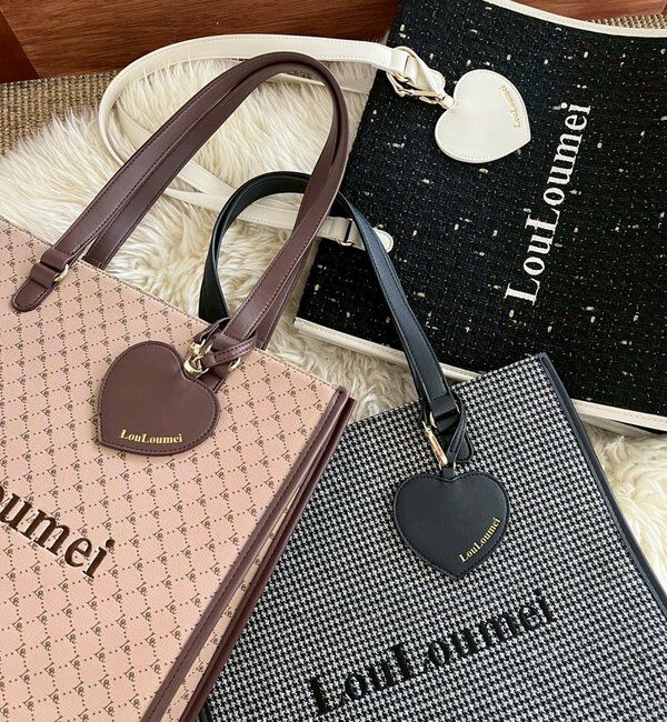  「【LouLoumei】ハートチャーム付きトートバッグ／推し活にも／自立可能」|トートバッグ|