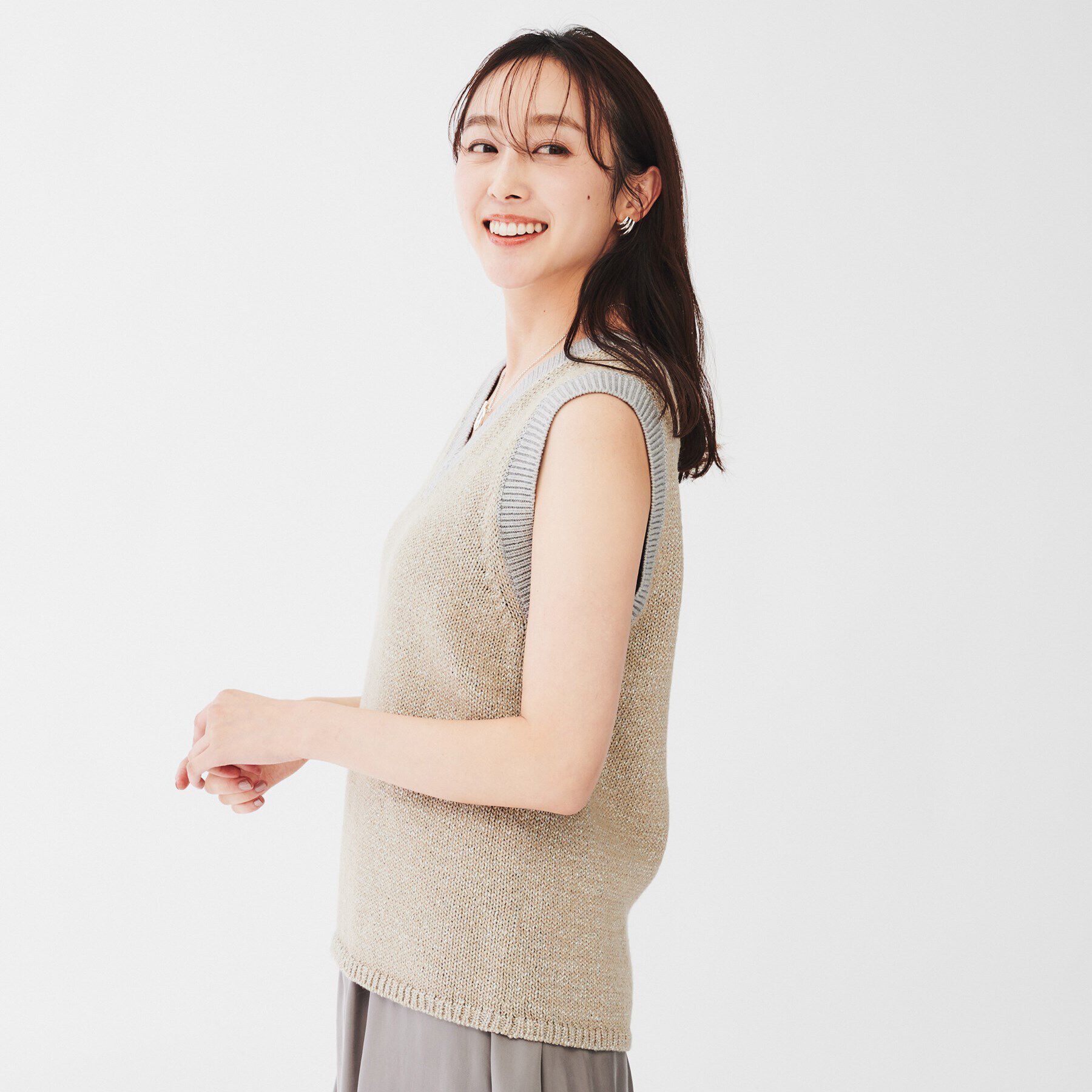 UNTITLED「【オールシーズン/ラメ】Vネックベスト」|ベスト・ジレ|